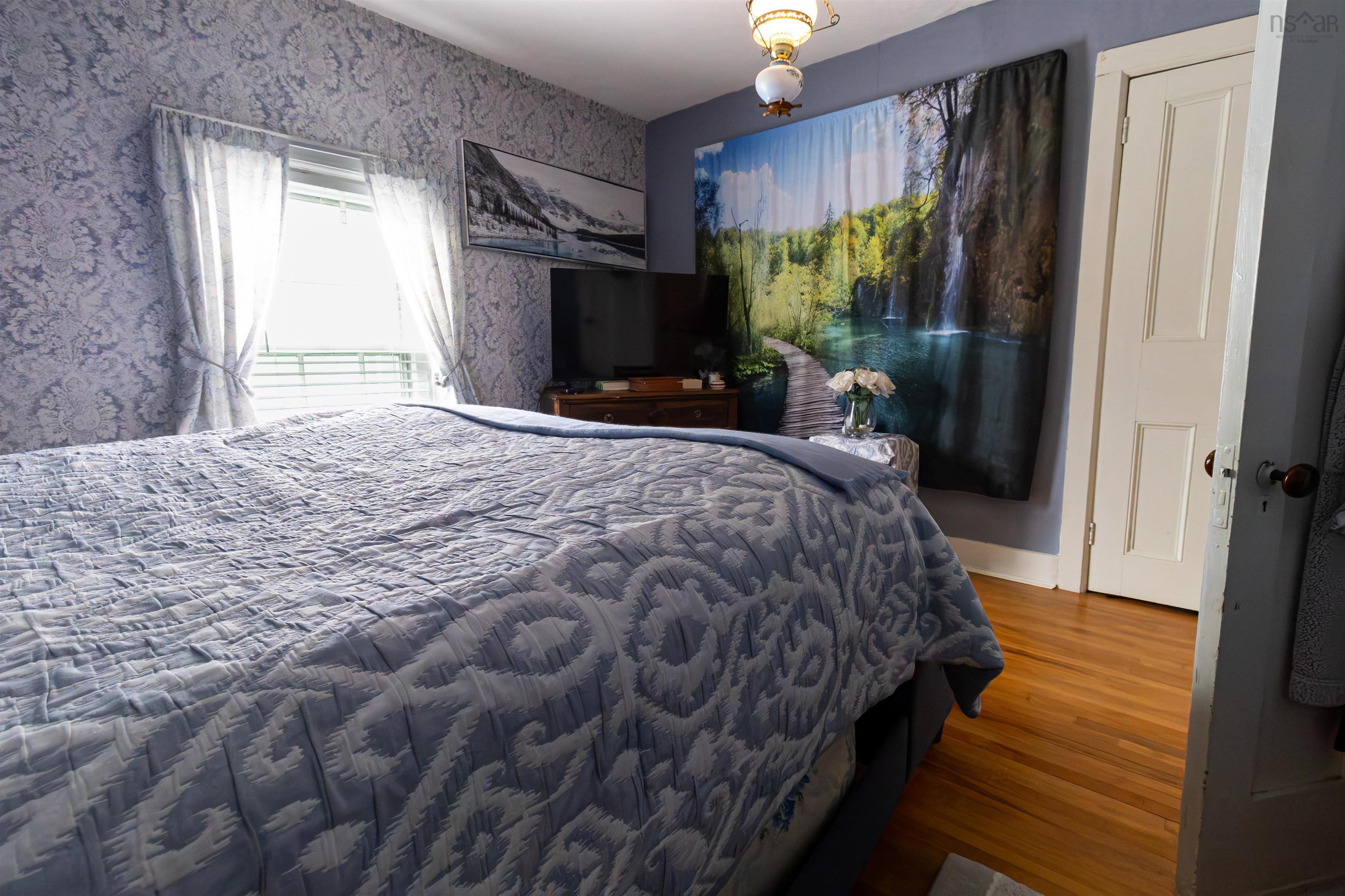 $449,800.00: 8153 7 Highway, Sherbrooke