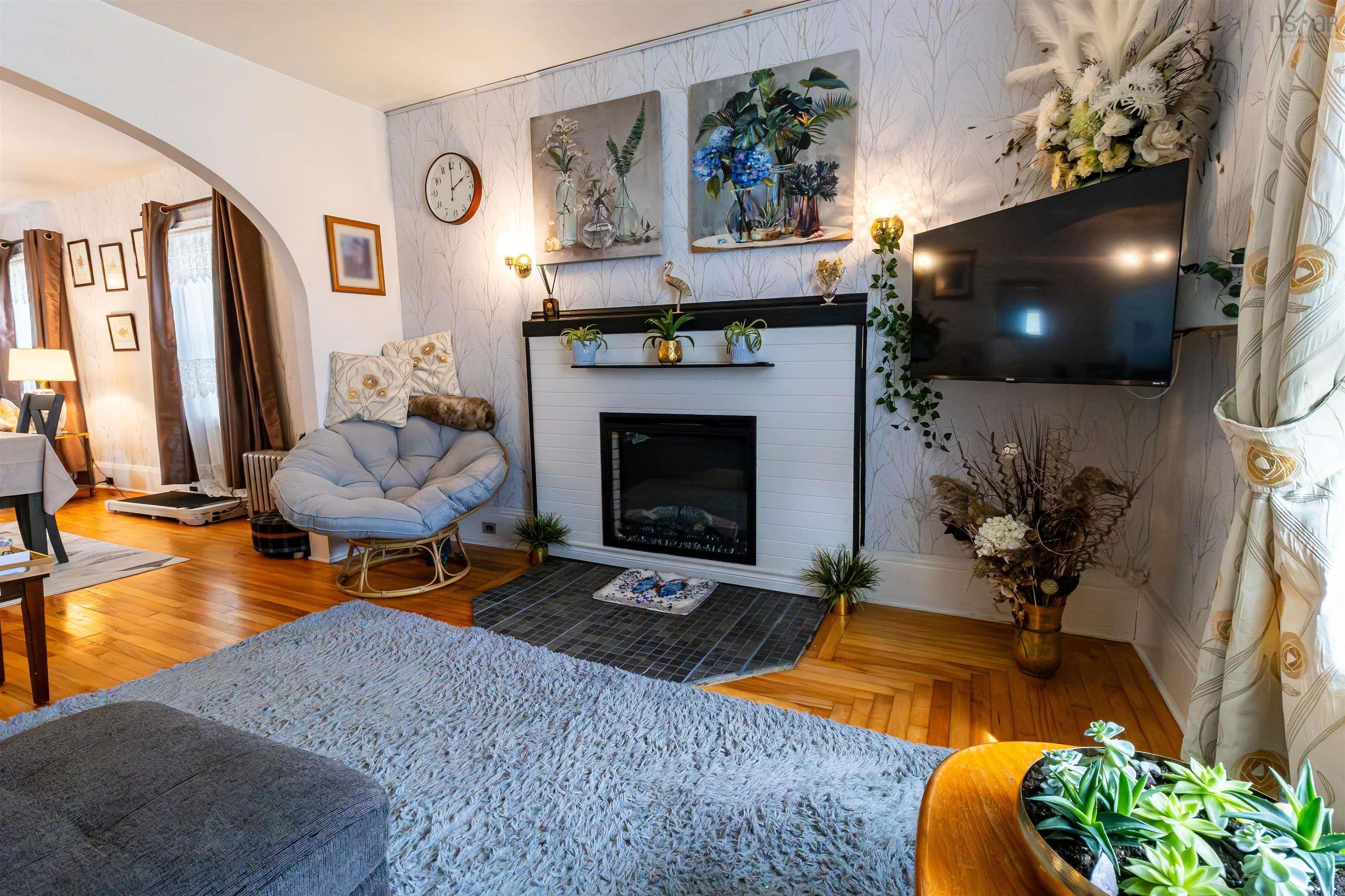 $449,800.00: 8153 7 Highway, Sherbrooke