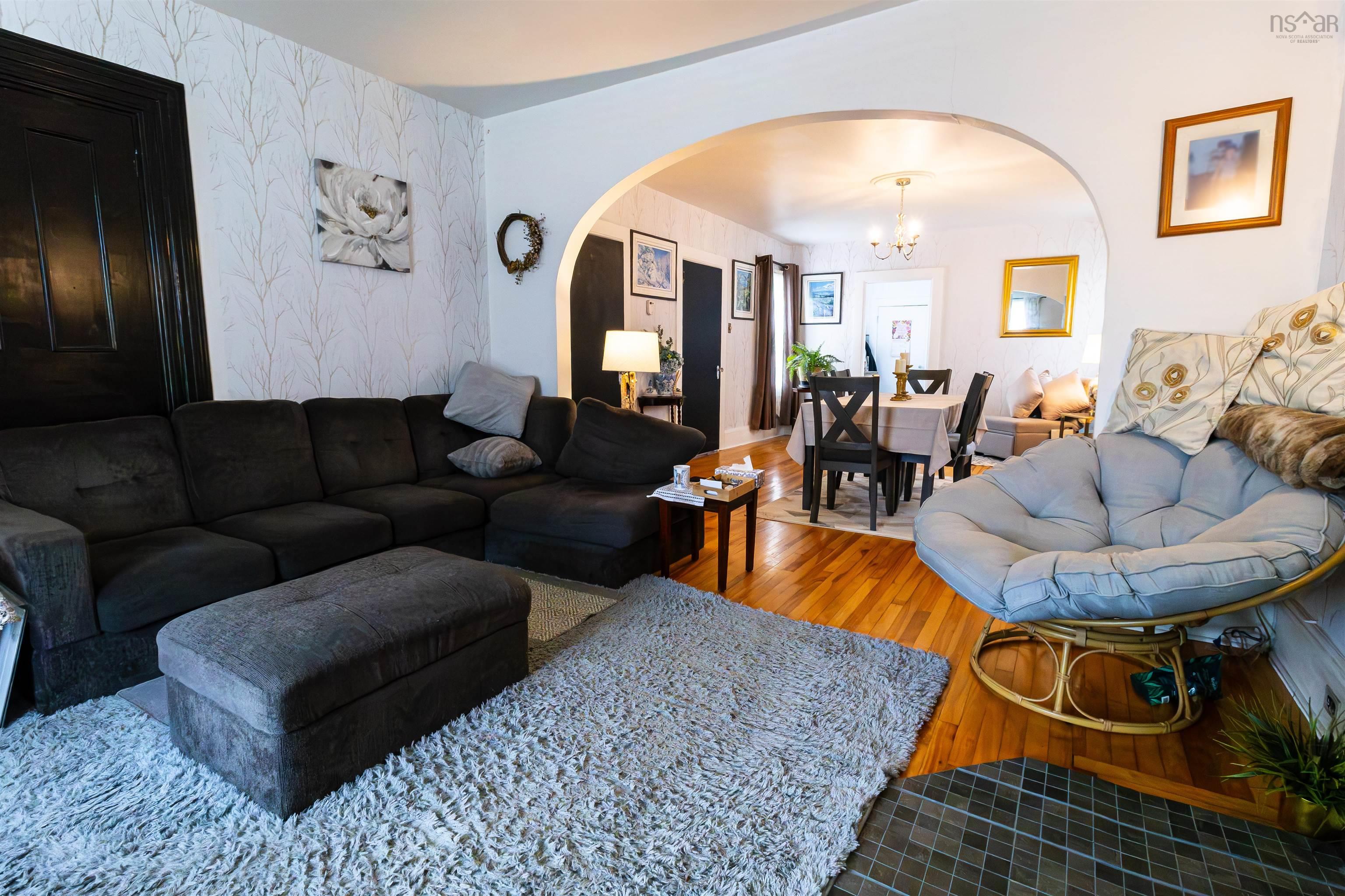 $449,800.00: 8153 7 Highway, Sherbrooke
