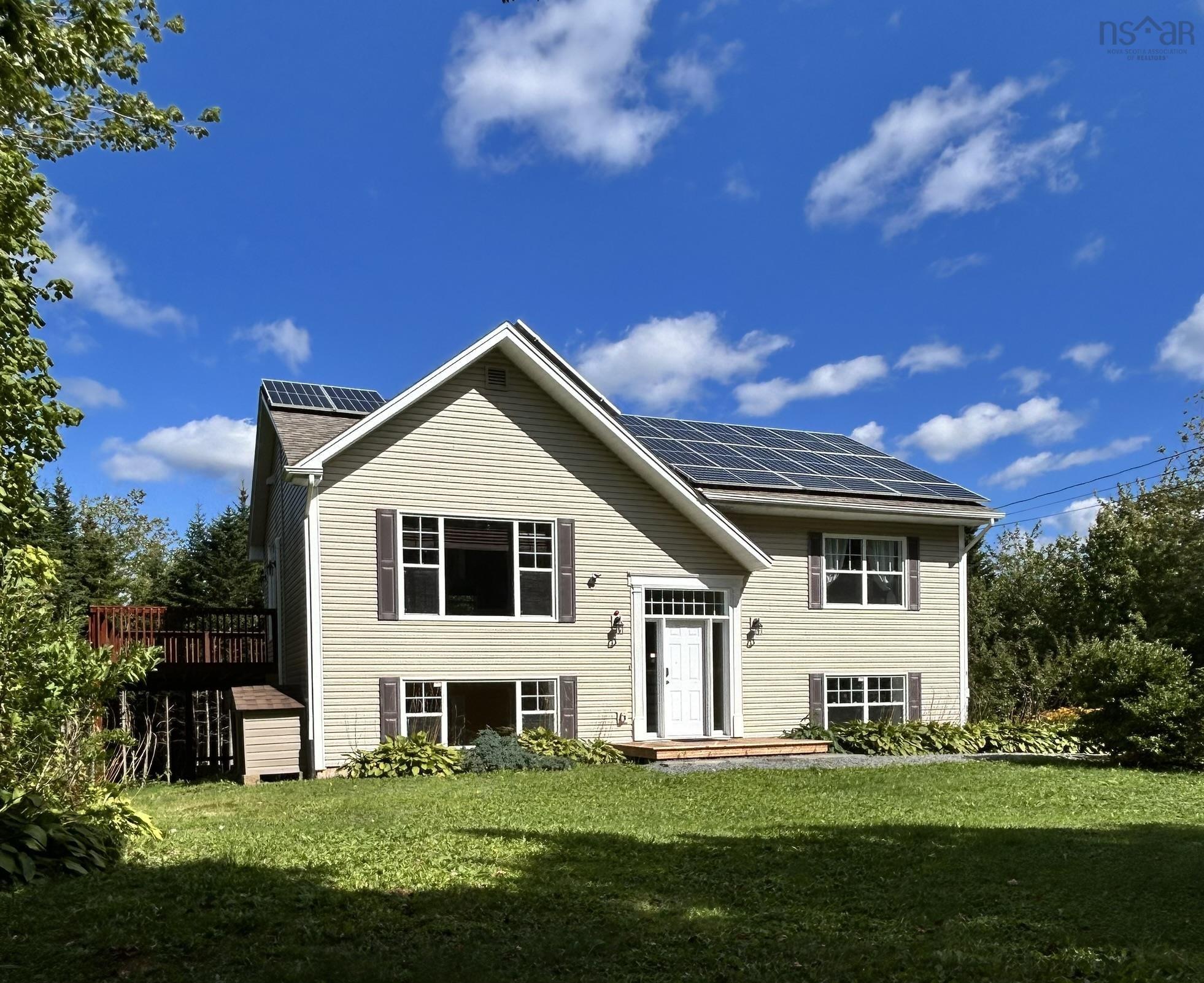 $574,900.00: 586 WEST PORTERS LAKE Road, Porters Lake