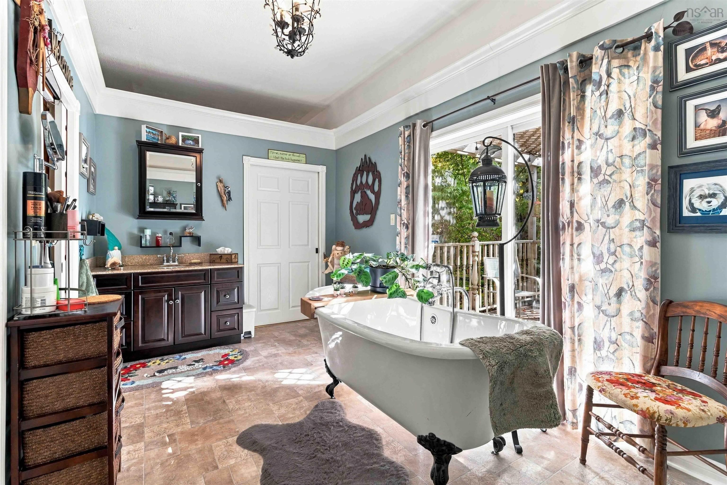 $499,900.00: 484 Gilberts Lane, Maplewood