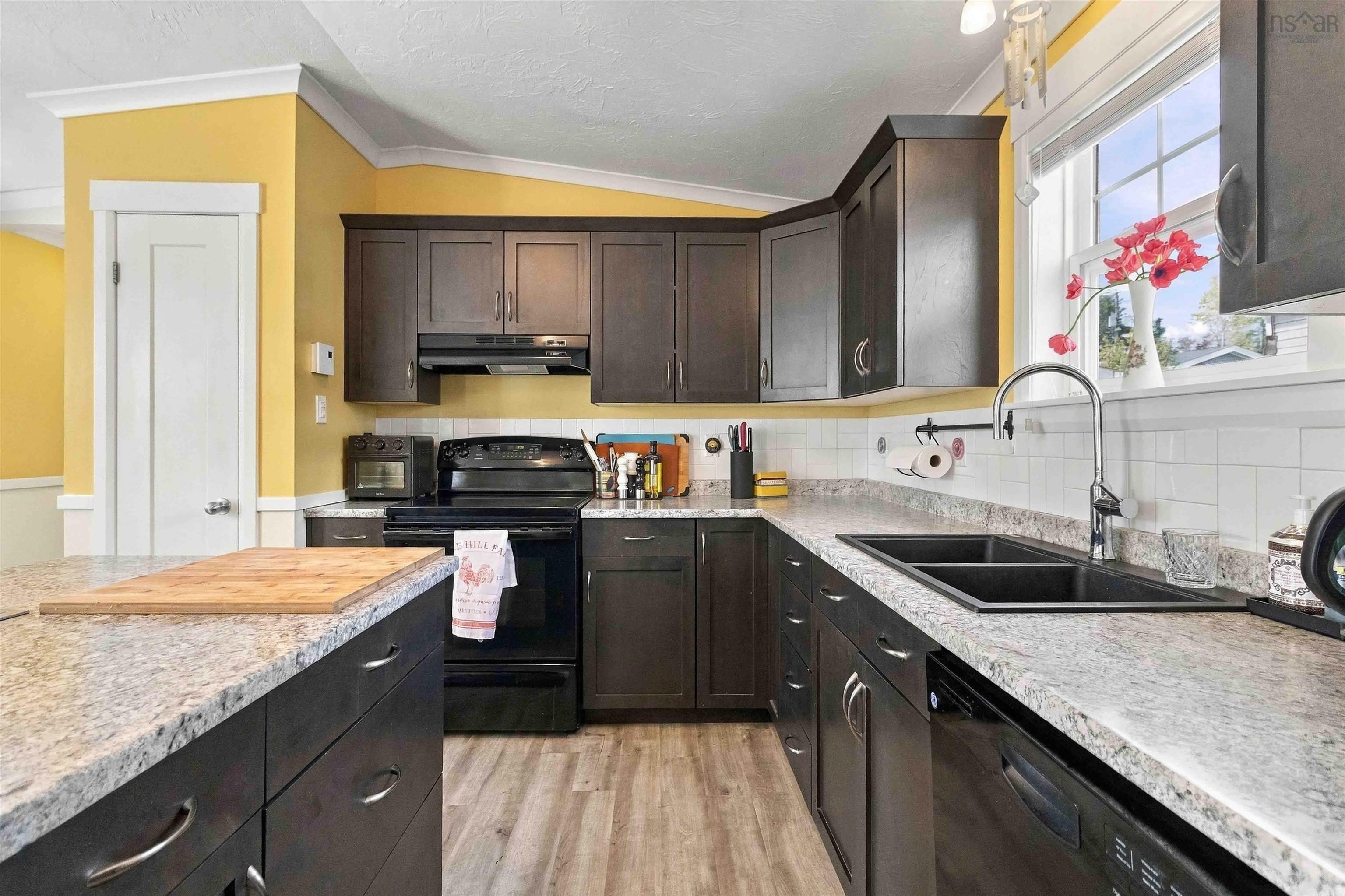 $299,900.00: 17 Periwinkle Run, Simms Settlement