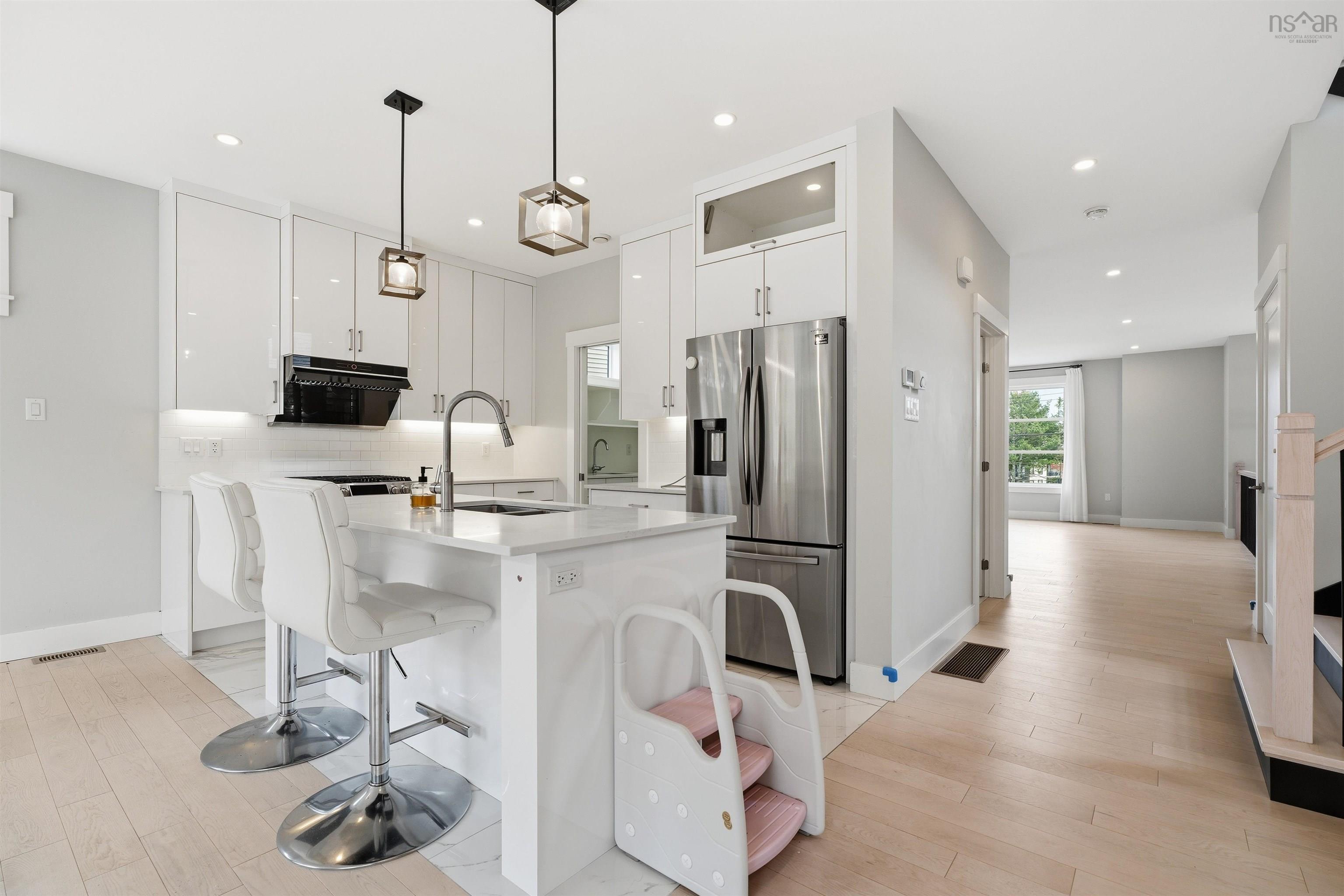 $1,120,000.00: 31 Samaa Court, Bedford