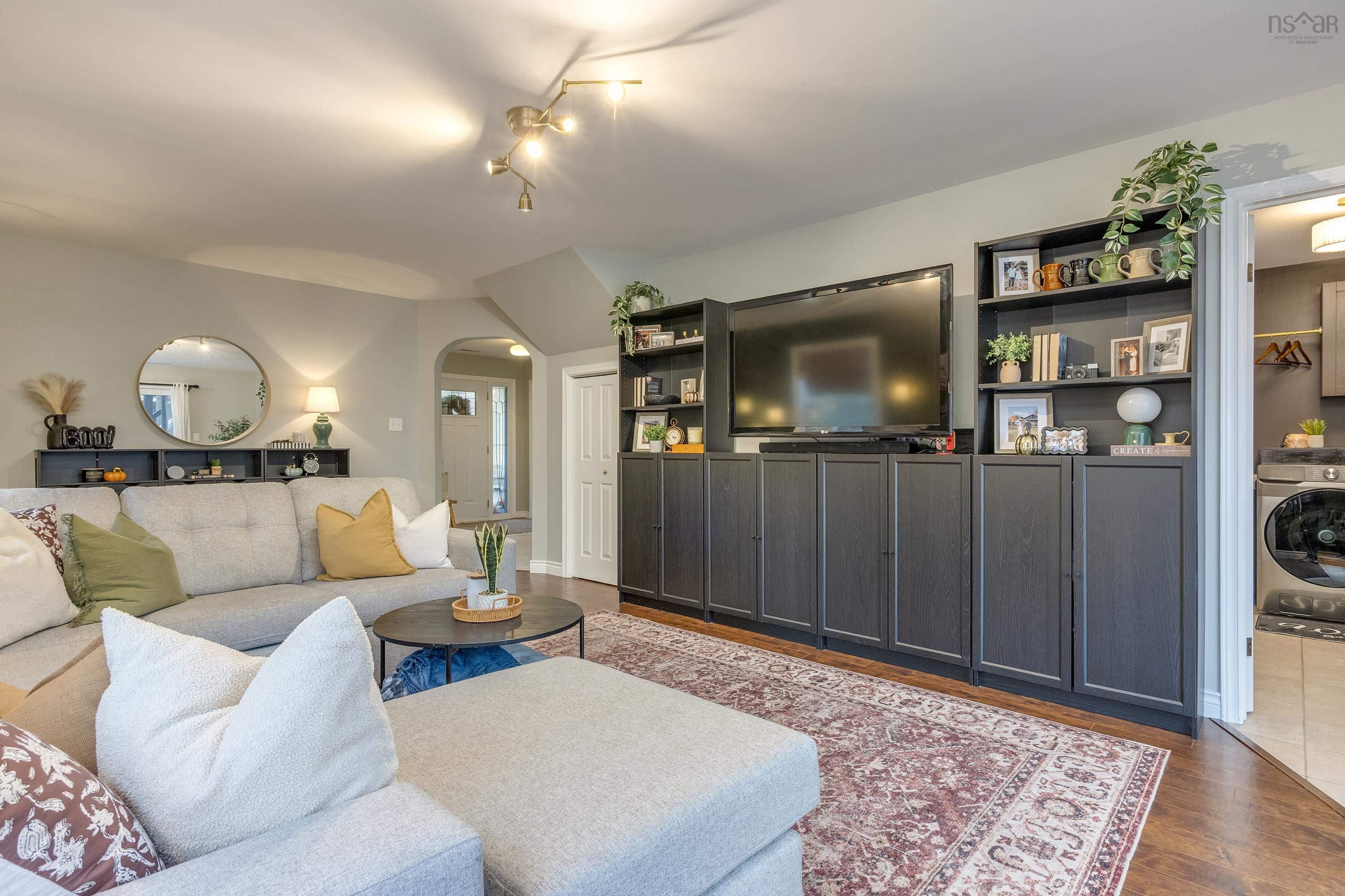 $599,900.00: 55 Dahlgren Crescent, North Kingston