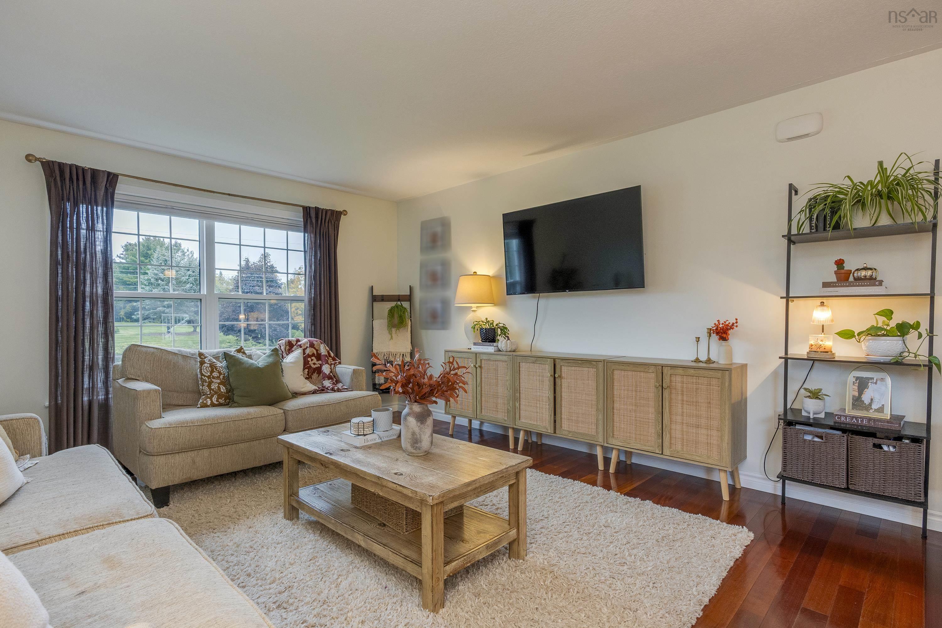 $599,900.00: 55 Dahlgren Crescent, North Kingston