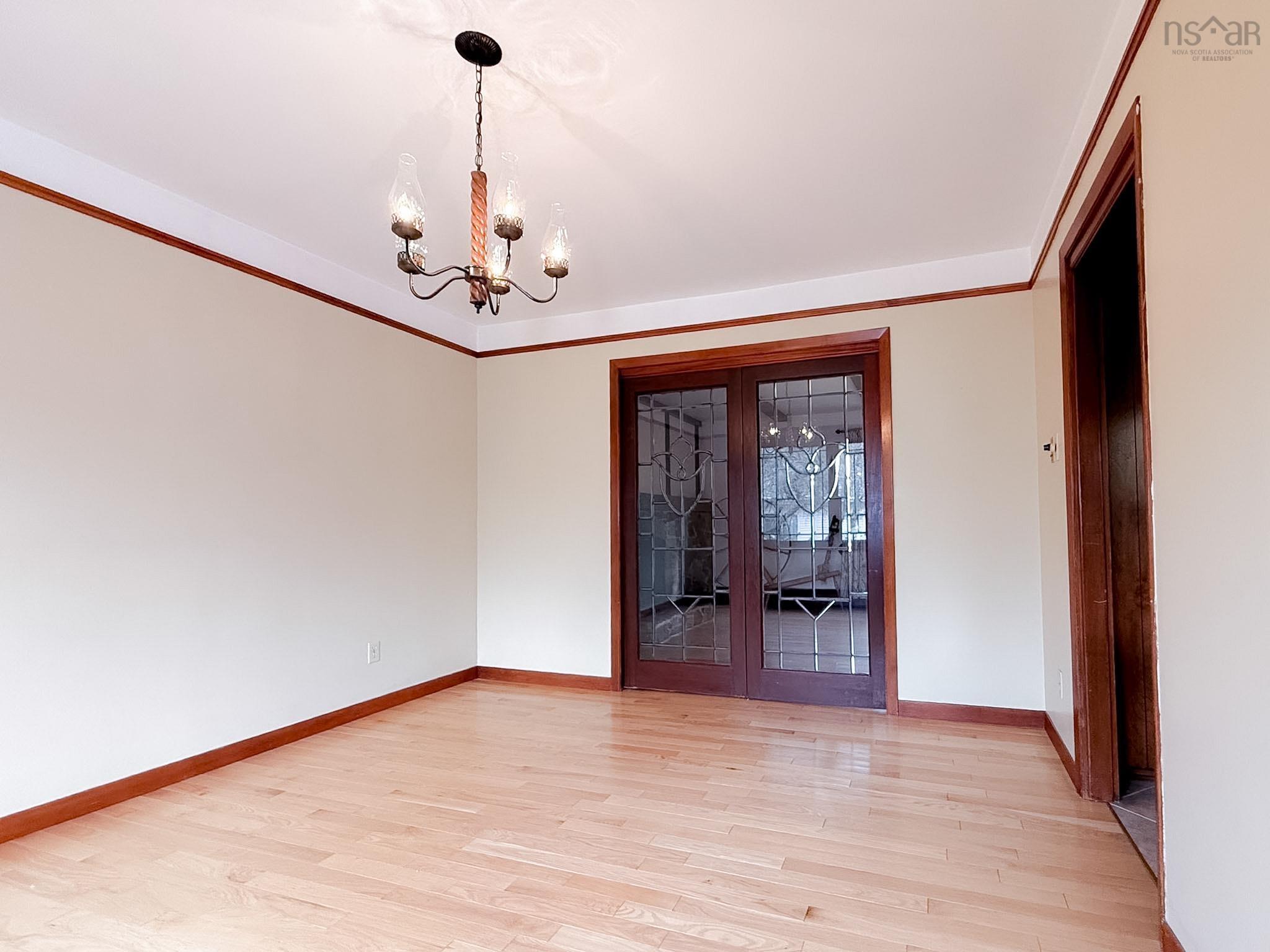 $529,000.00: 15 Lynnbrook Drive, Westmount
