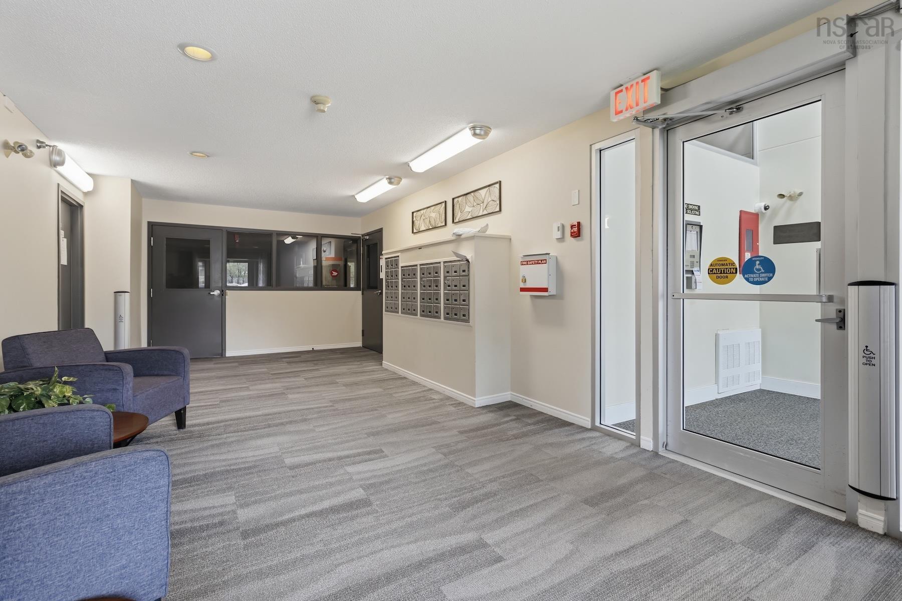 $299,900.00: 202 83 Kearney Lake Road, Halifax