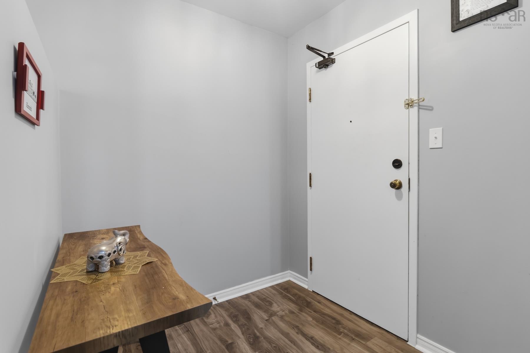 $299,900.00: 202 83 Kearney Lake Road, Halifax