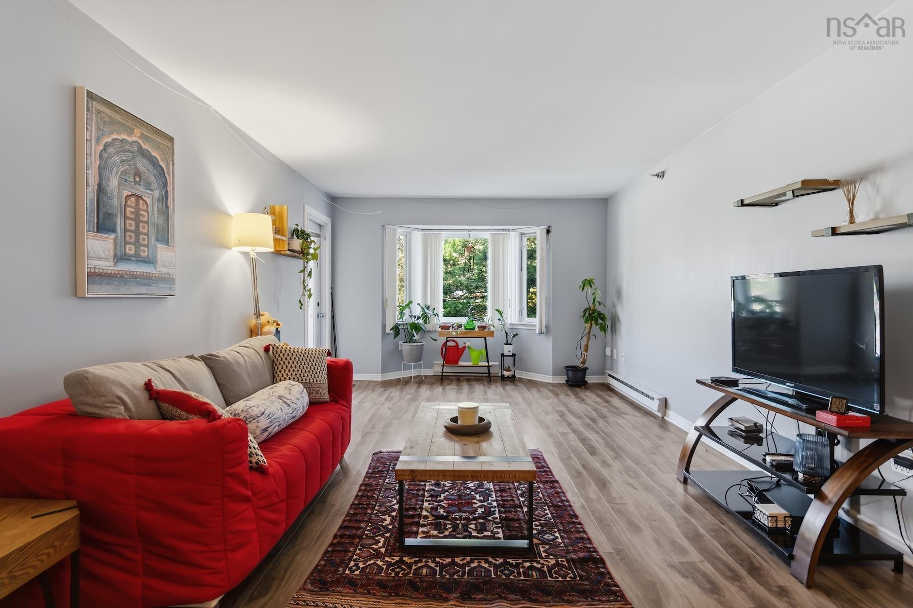 $299,900.00: 202 83 Kearney Lake Road, Halifax