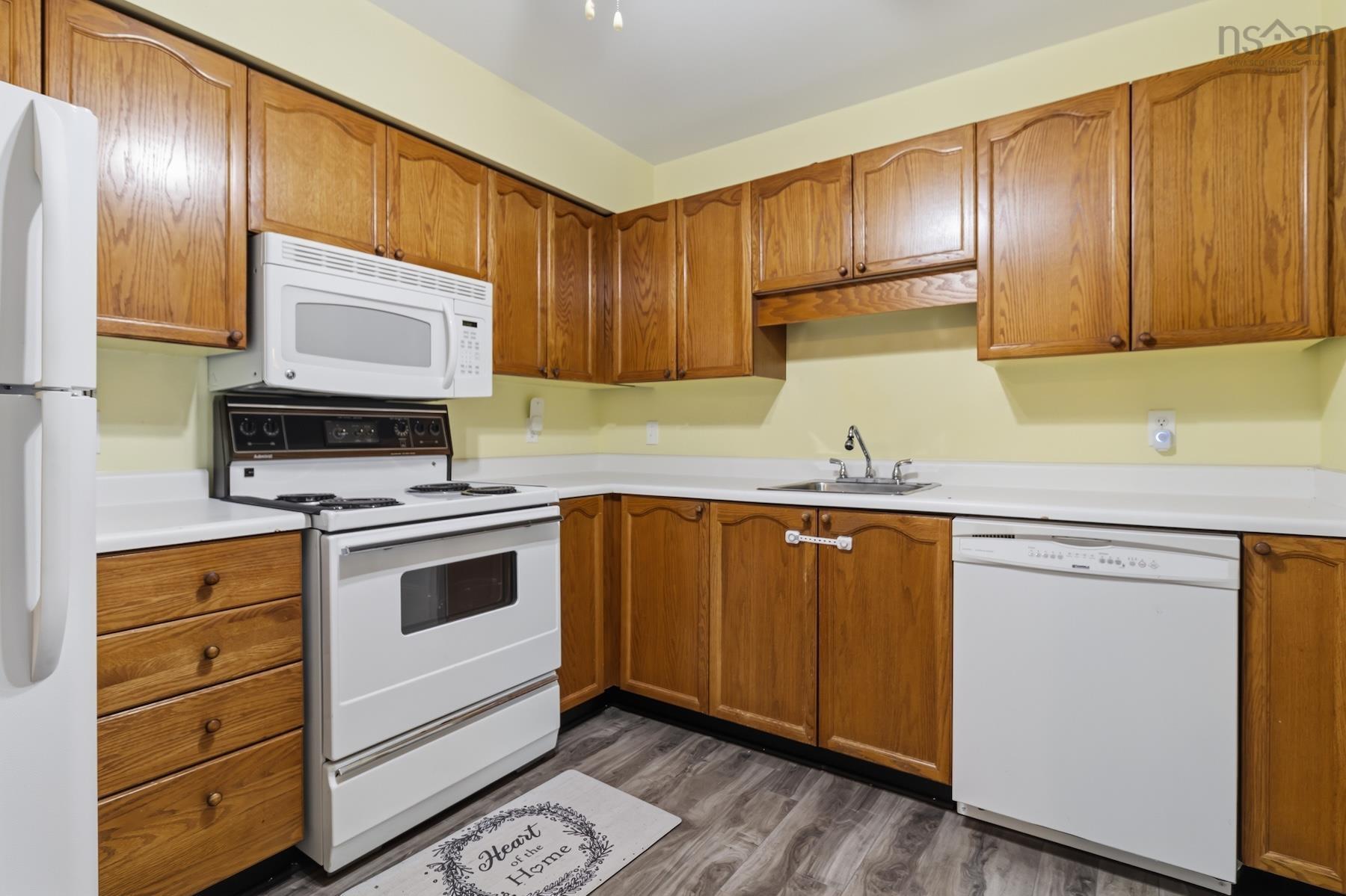 $299,900.00: 202 83 Kearney Lake Road, Halifax