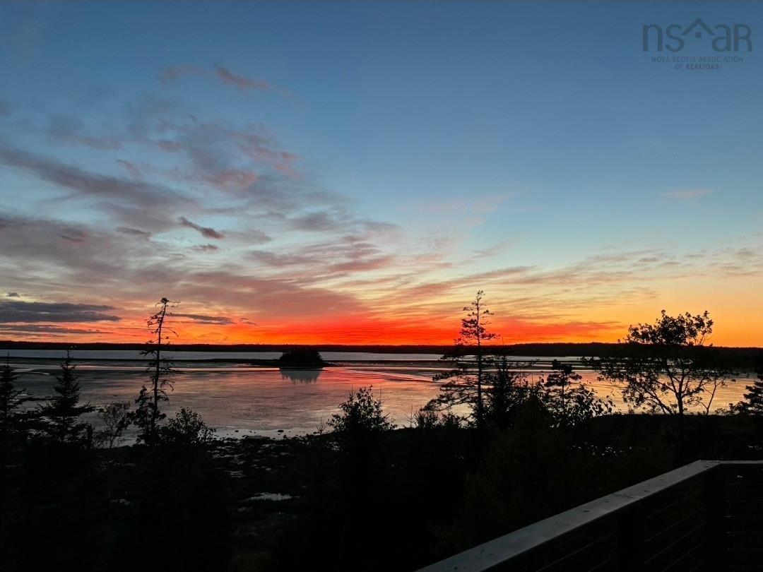 $475,000.00: 1089 East Green Harbour Road, East Green Harbour