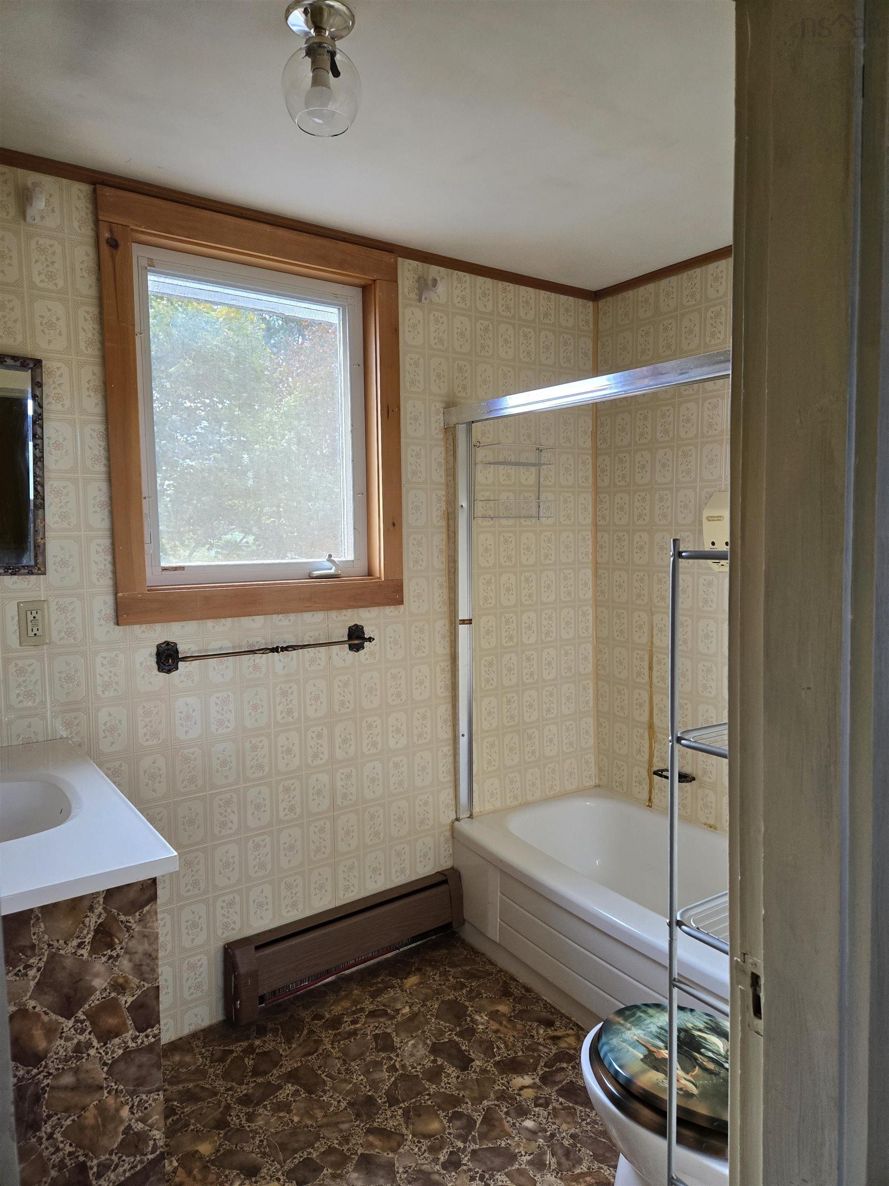 $340,000.00: 5992 Highway 1, Granville Centre