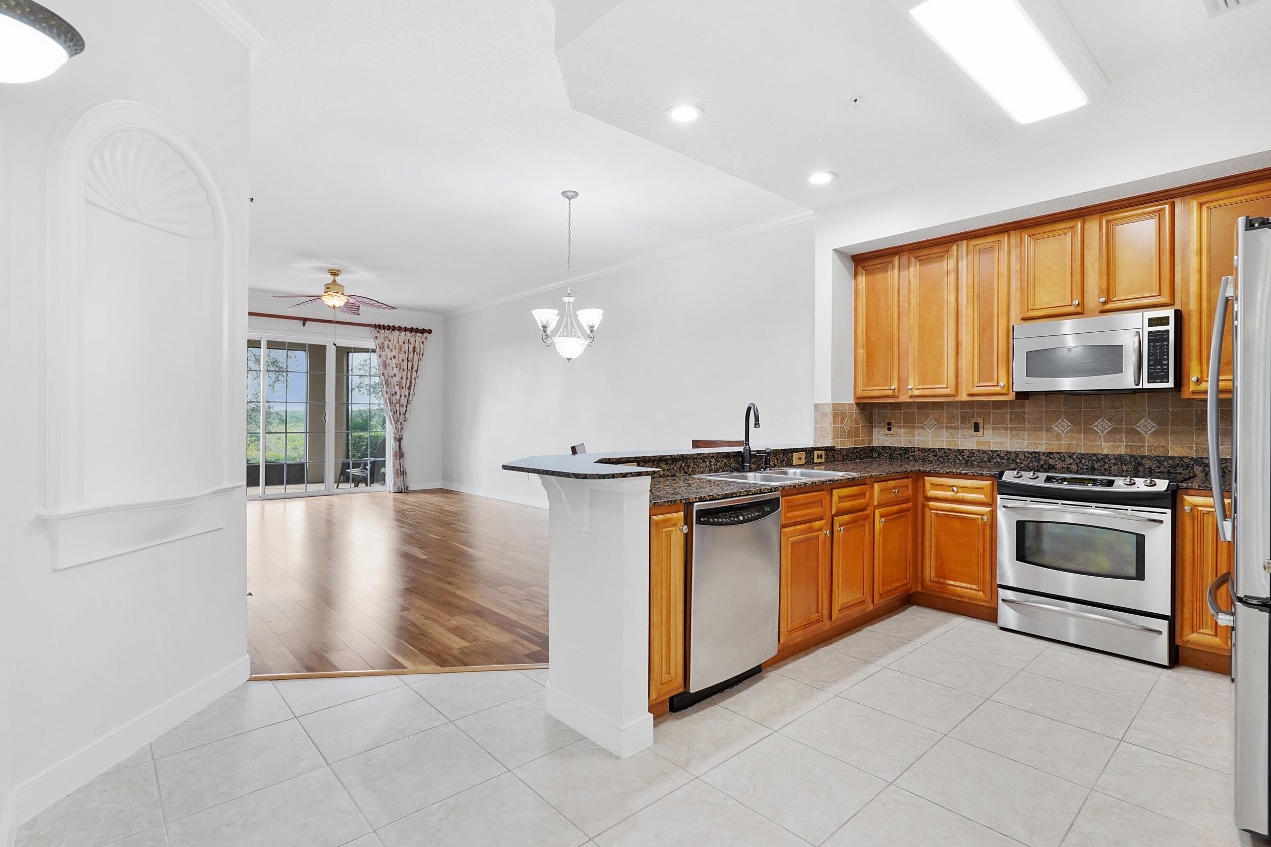 160 Pantano Cay Blvd