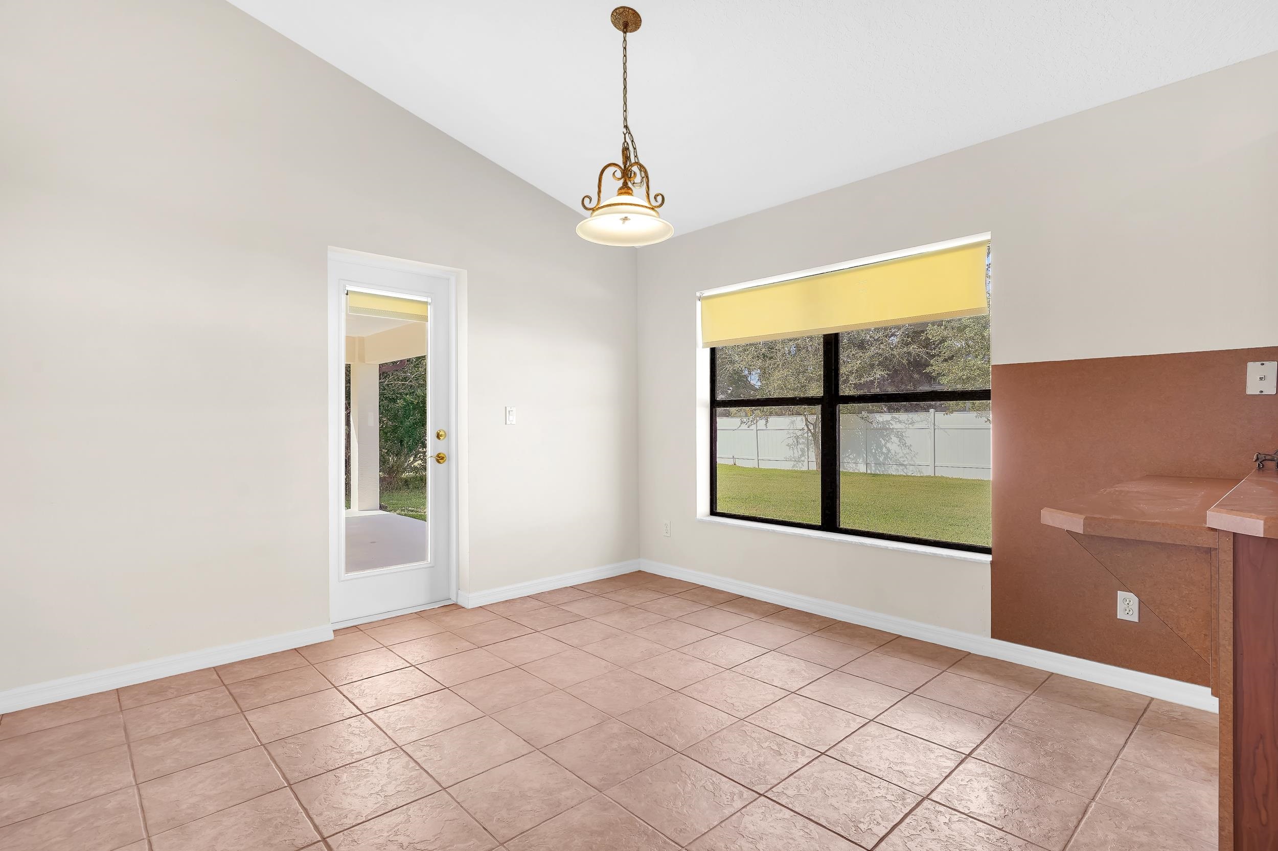 11 Lytton Ln