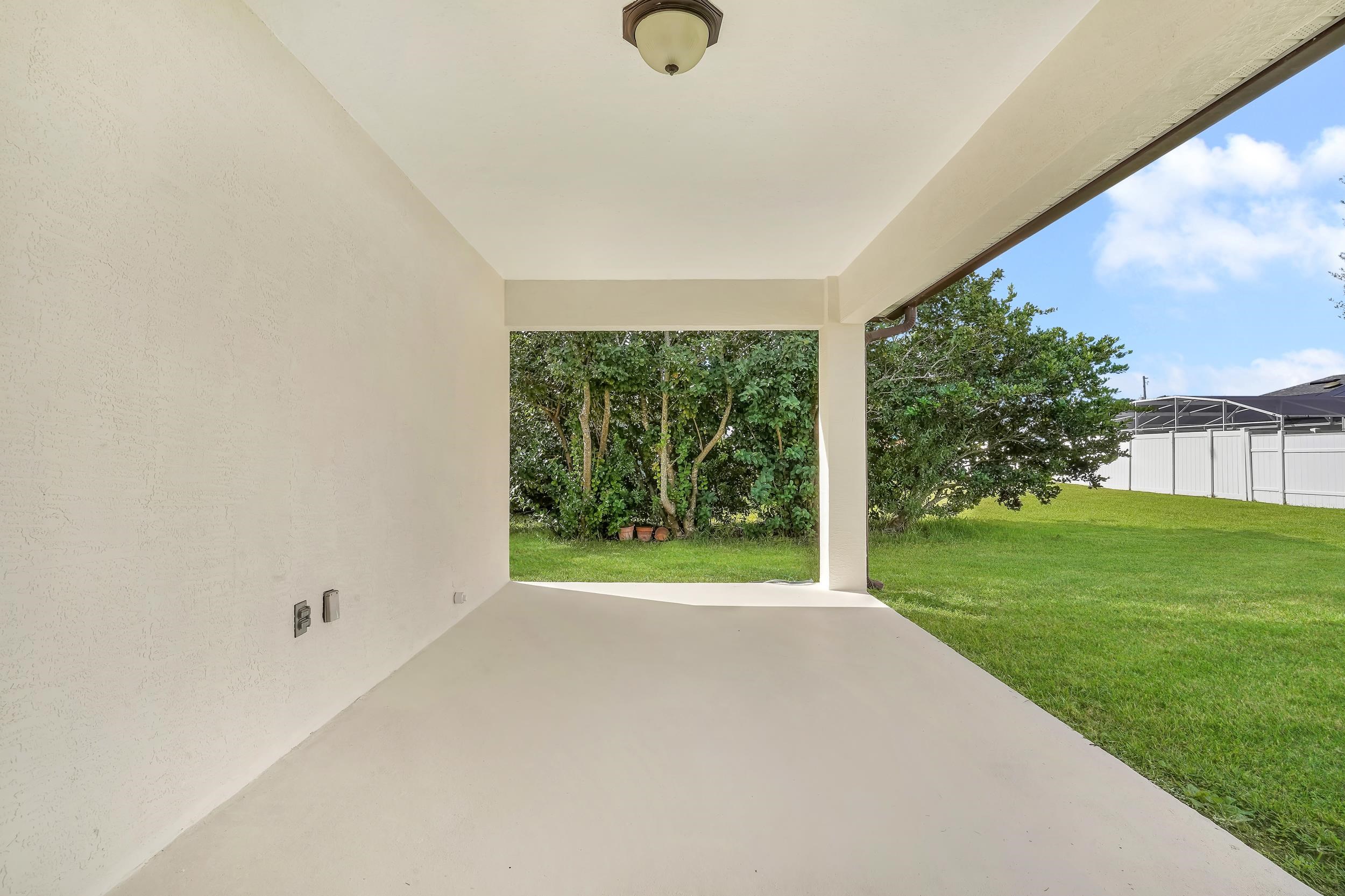 11 Lytton Ln