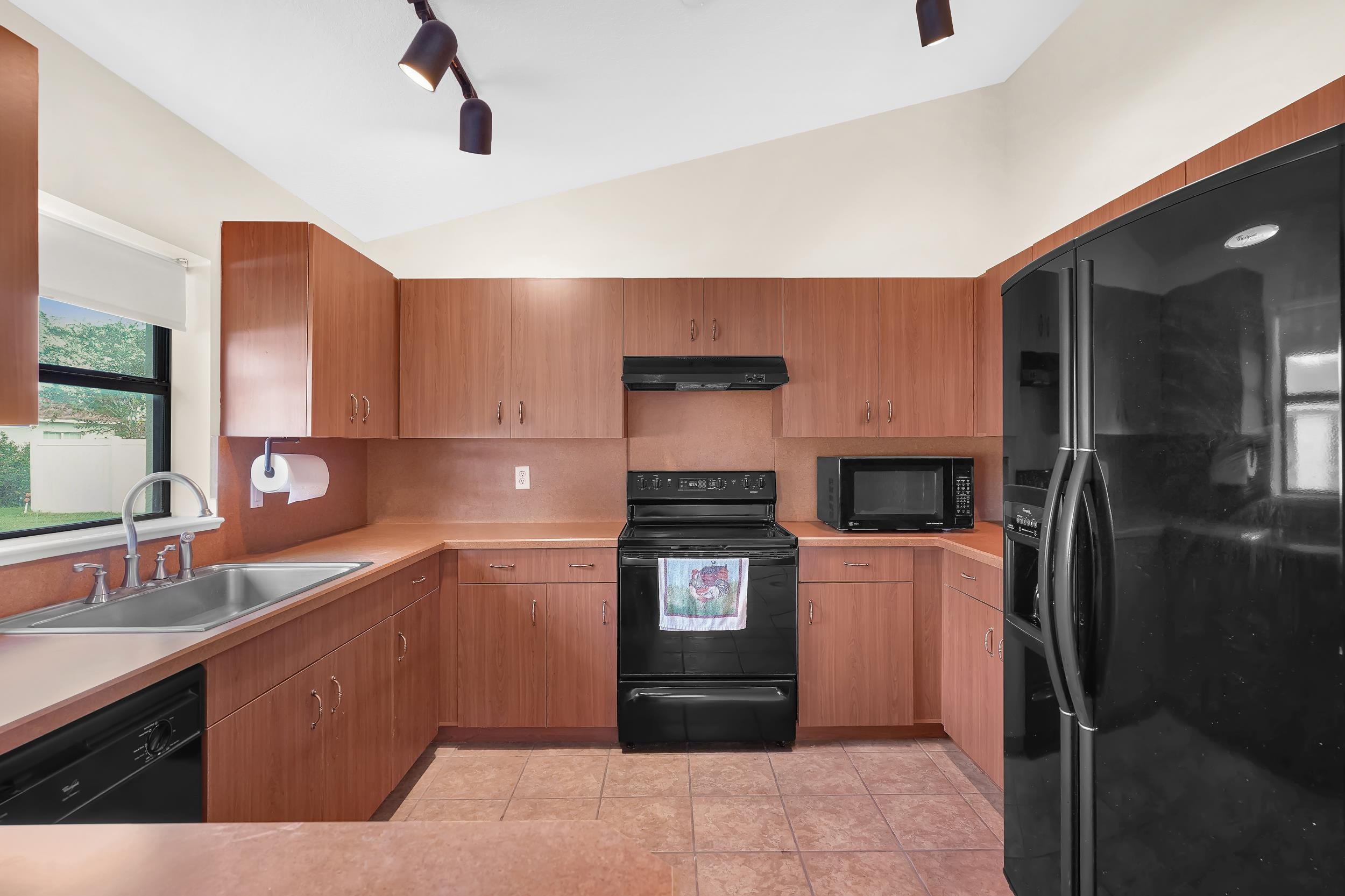 11 Lytton Ln