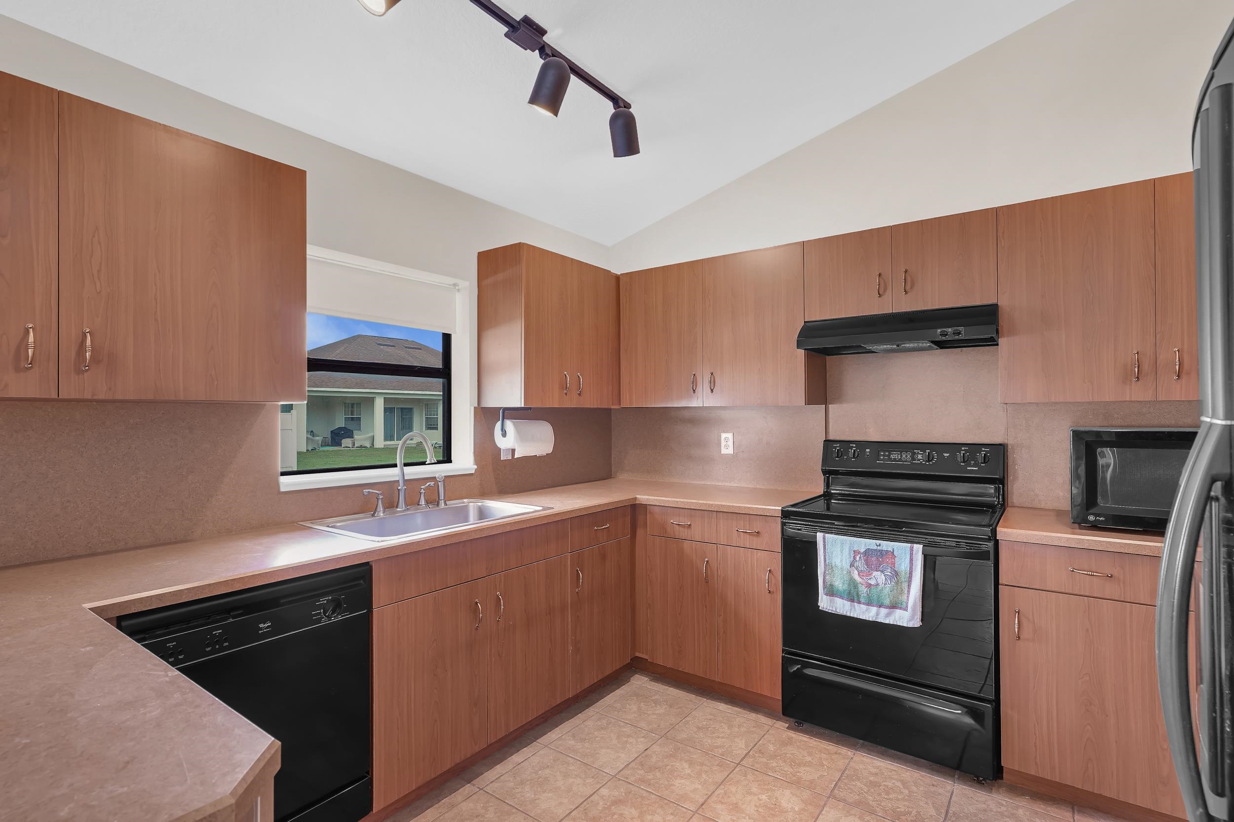 11 Lytton Ln