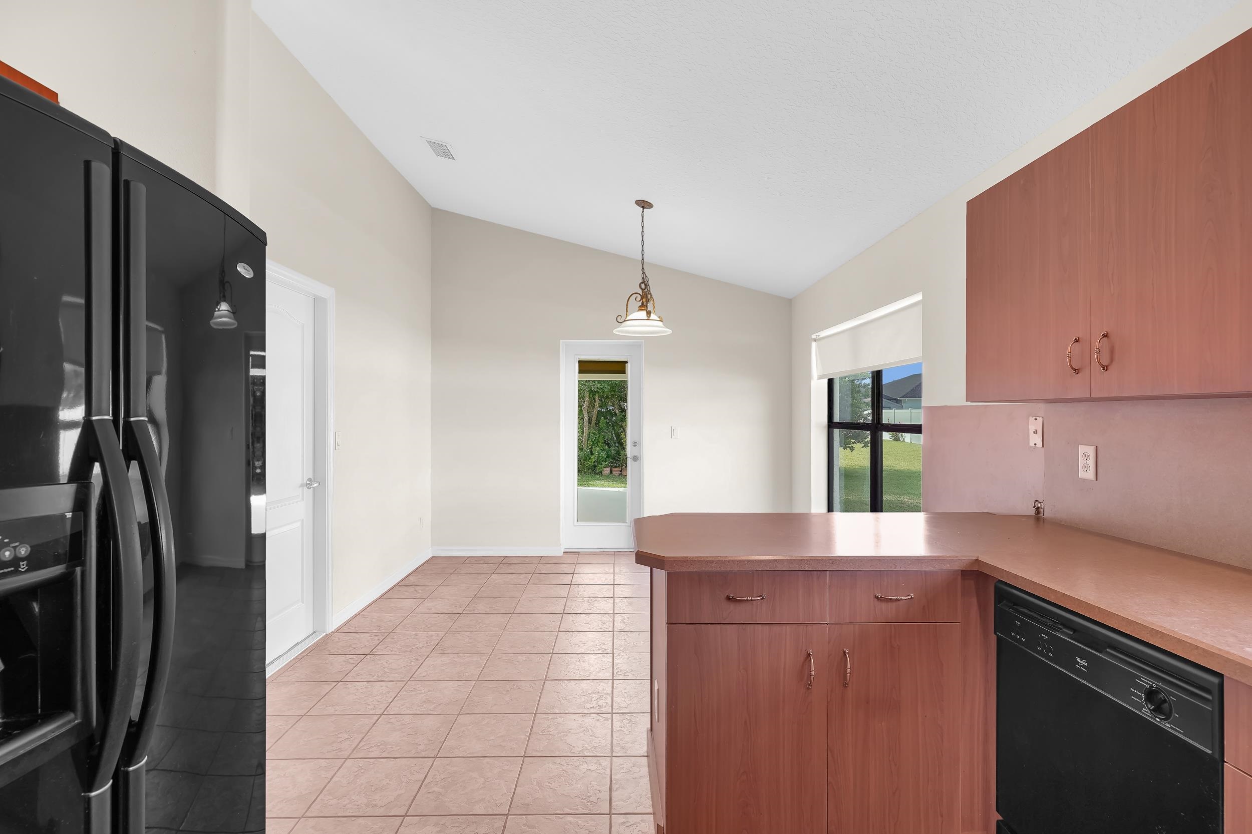 11 Lytton Ln