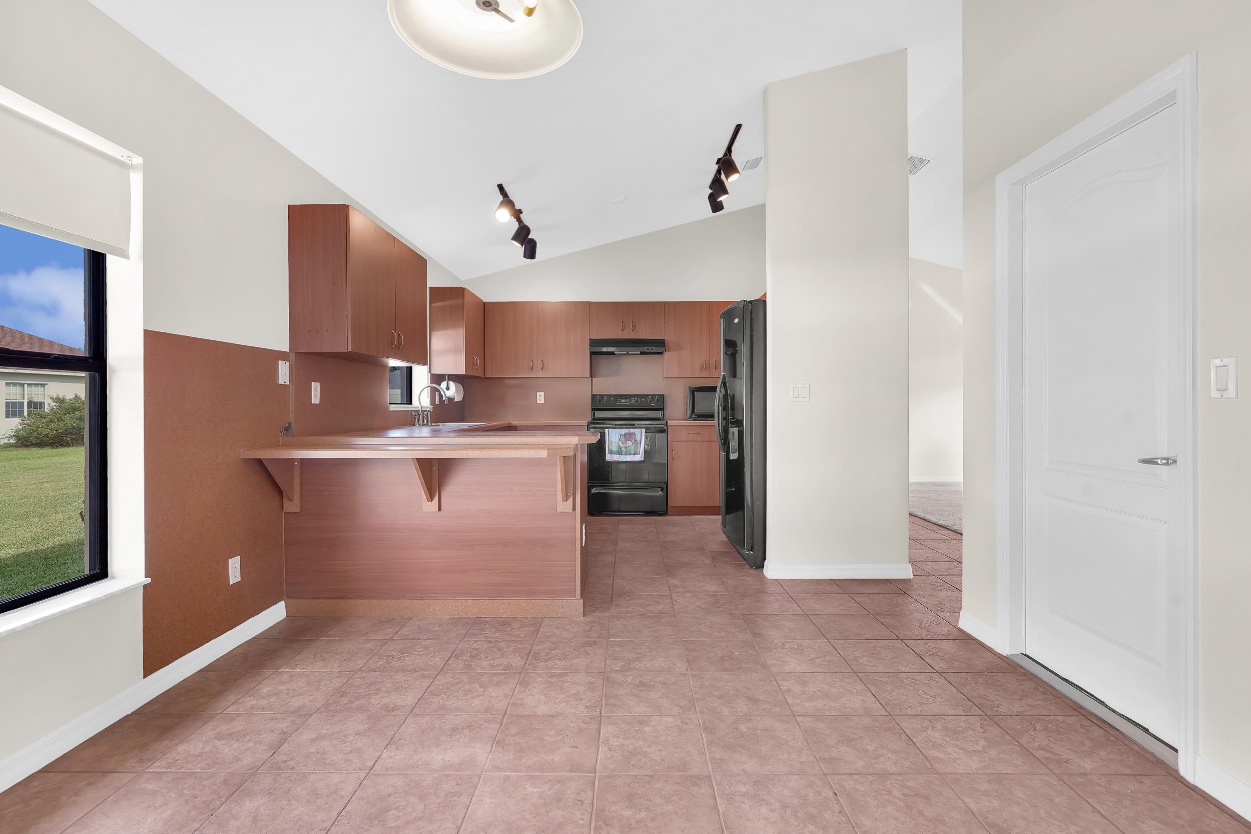 11 Lytton Ln