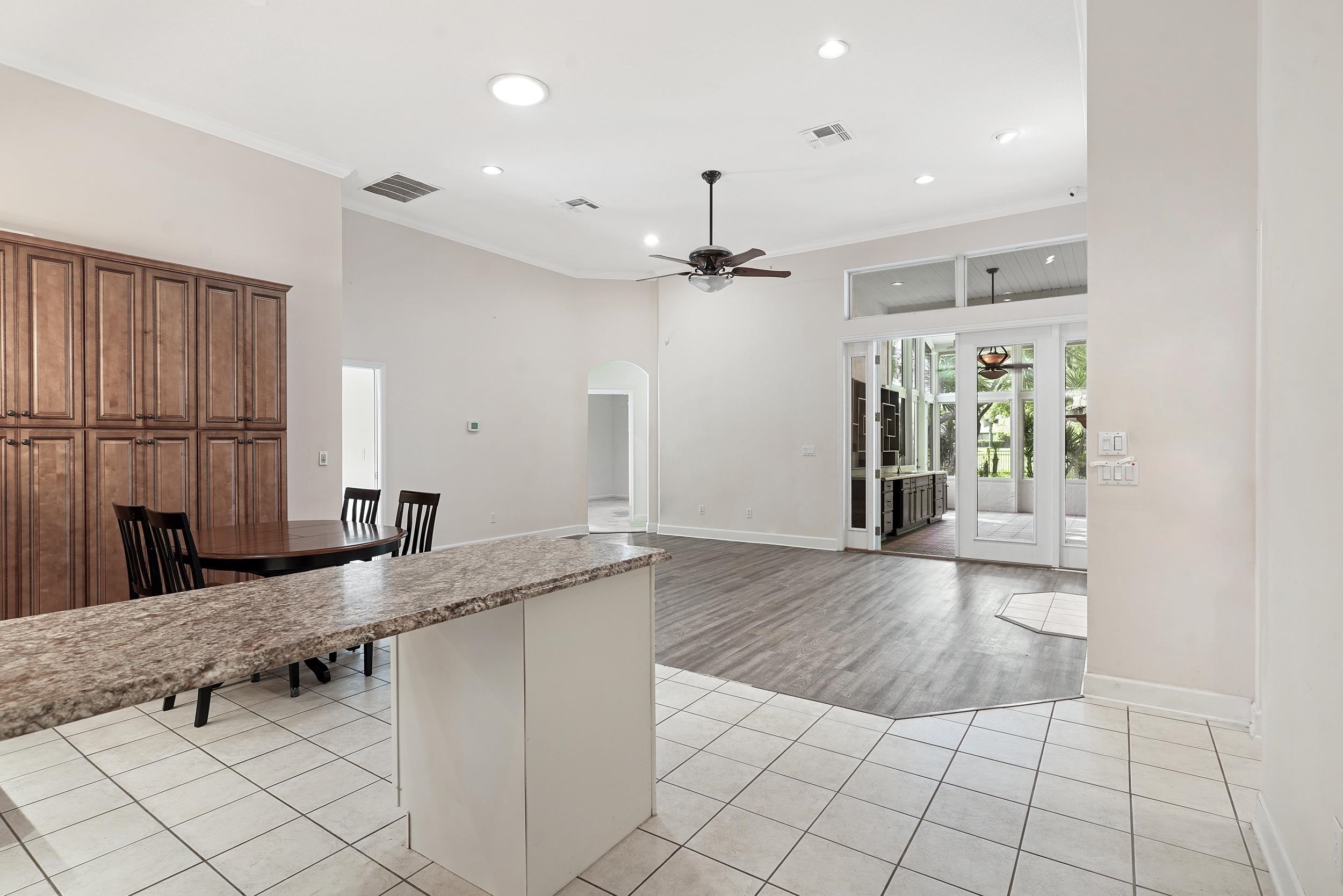 805 Riley Ln