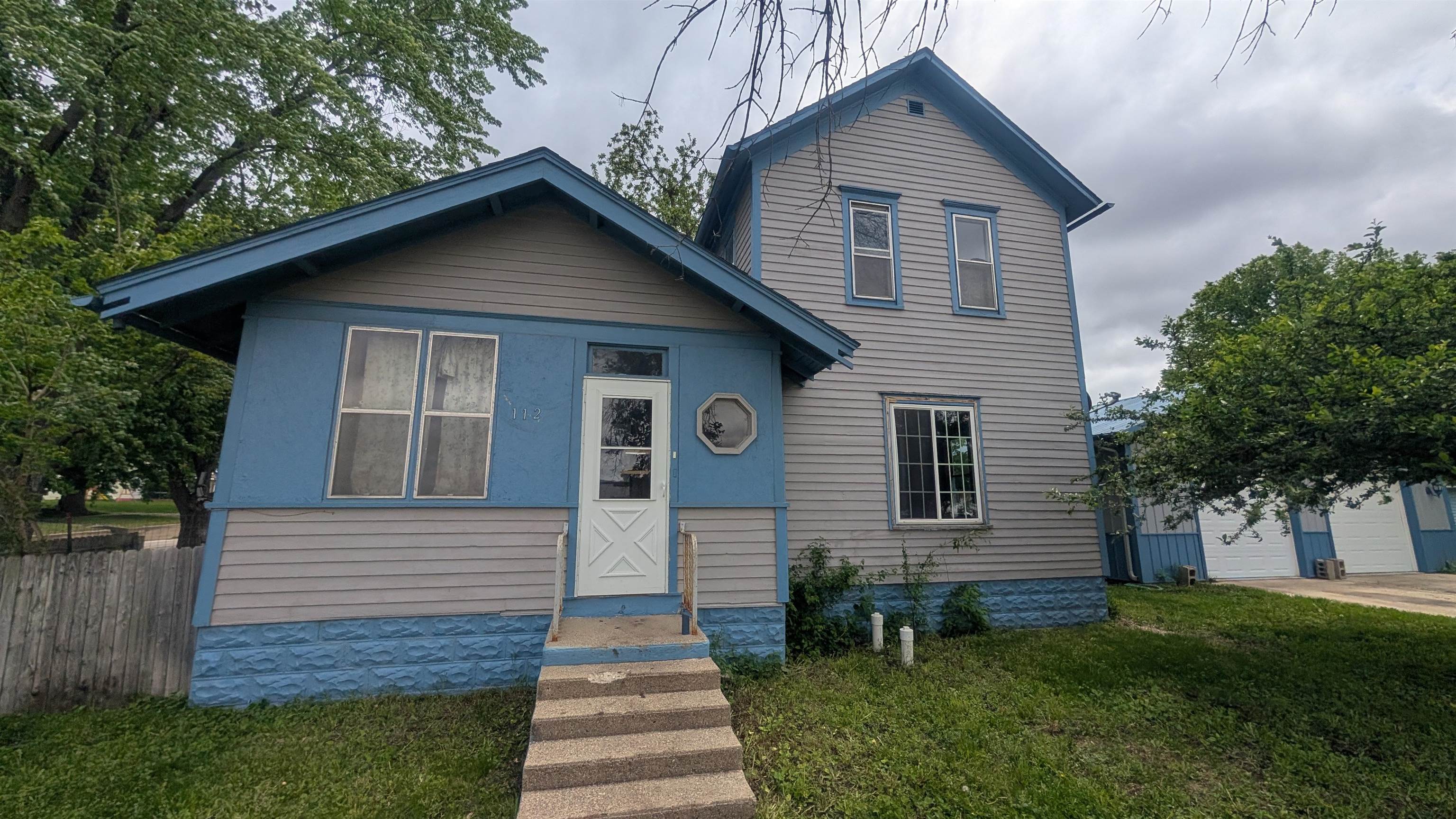 112 Pine St., Peterson, IA 51047 