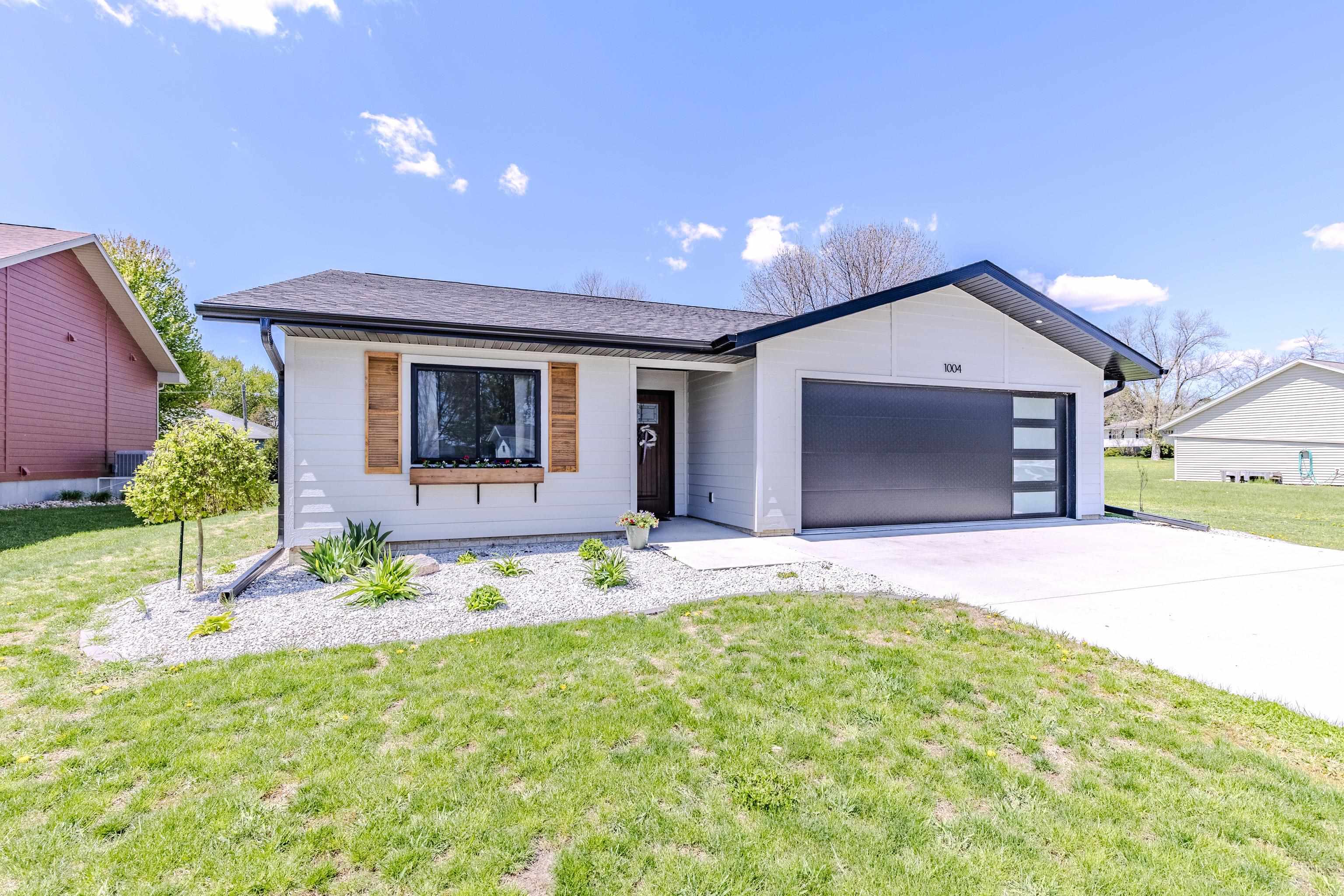 1004 Clayton Street, Lake Park, IA 51347 