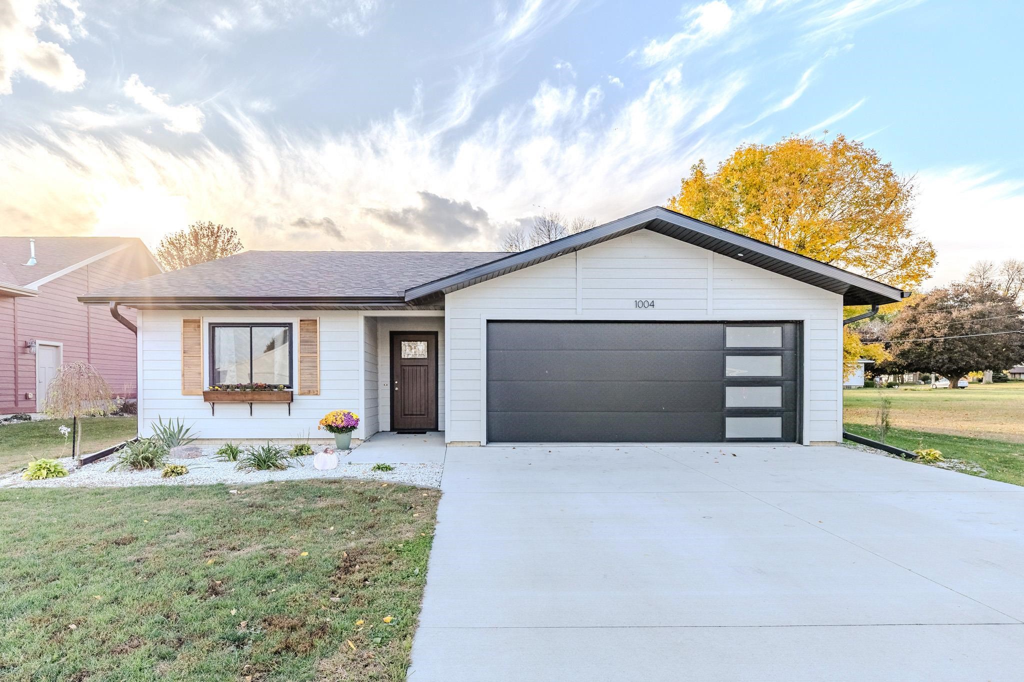 1004 Clayton Street, Lake Park, IA 51347 