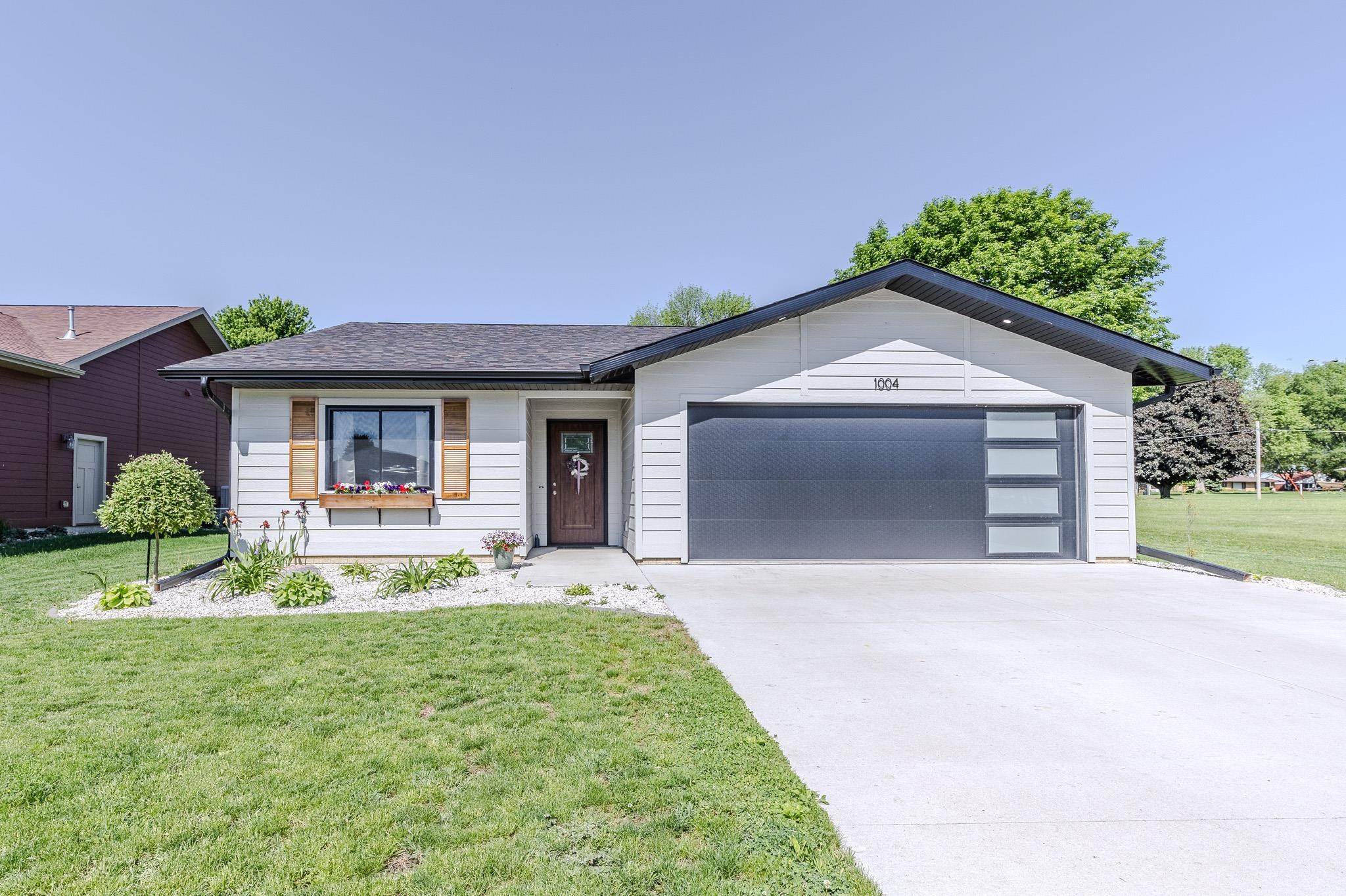 1004 Clayton Street, Lake Park, IA 51347 