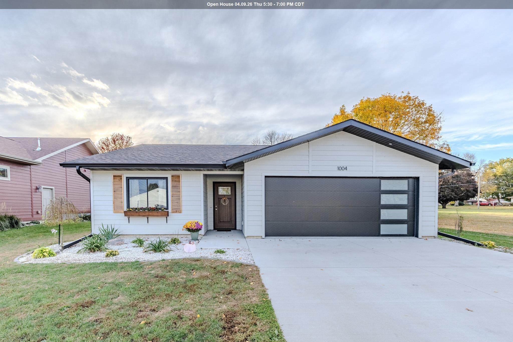 1004 Clayton Street, Lake Park, IA 51347 