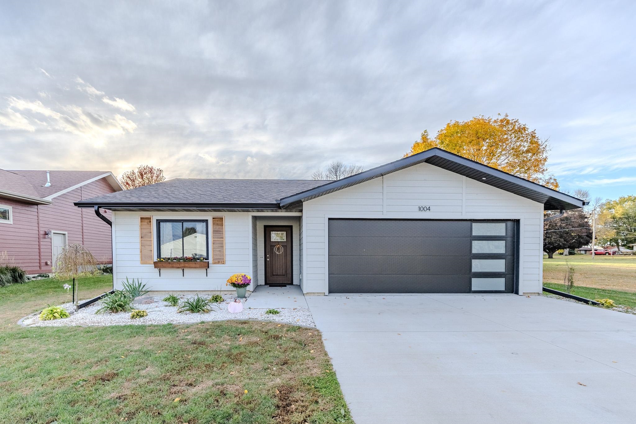 1004 Clayton Street, Lake Park, IA 51347 