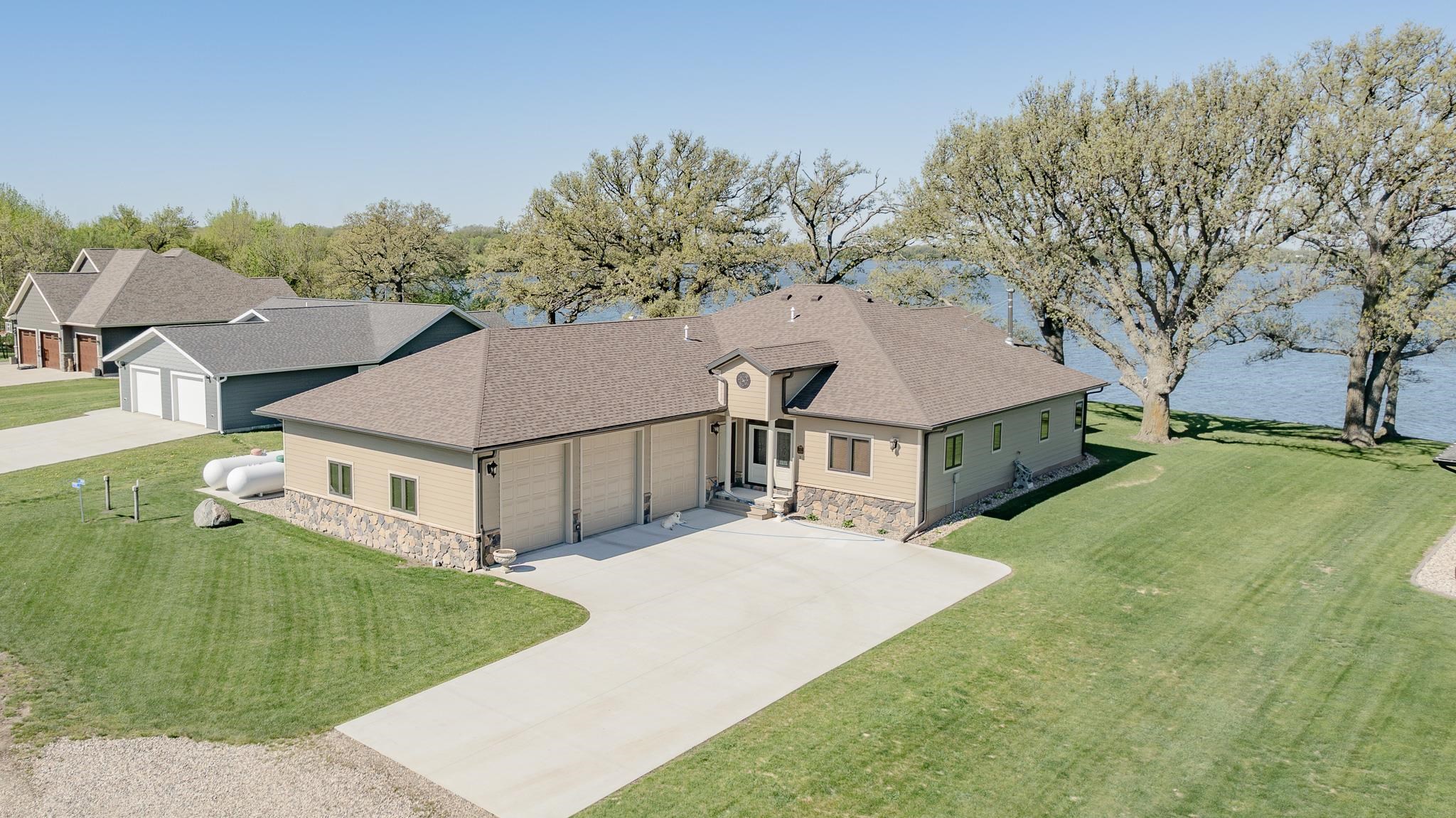 49491 Oak Tree Lane, Jackson, MN 56143 