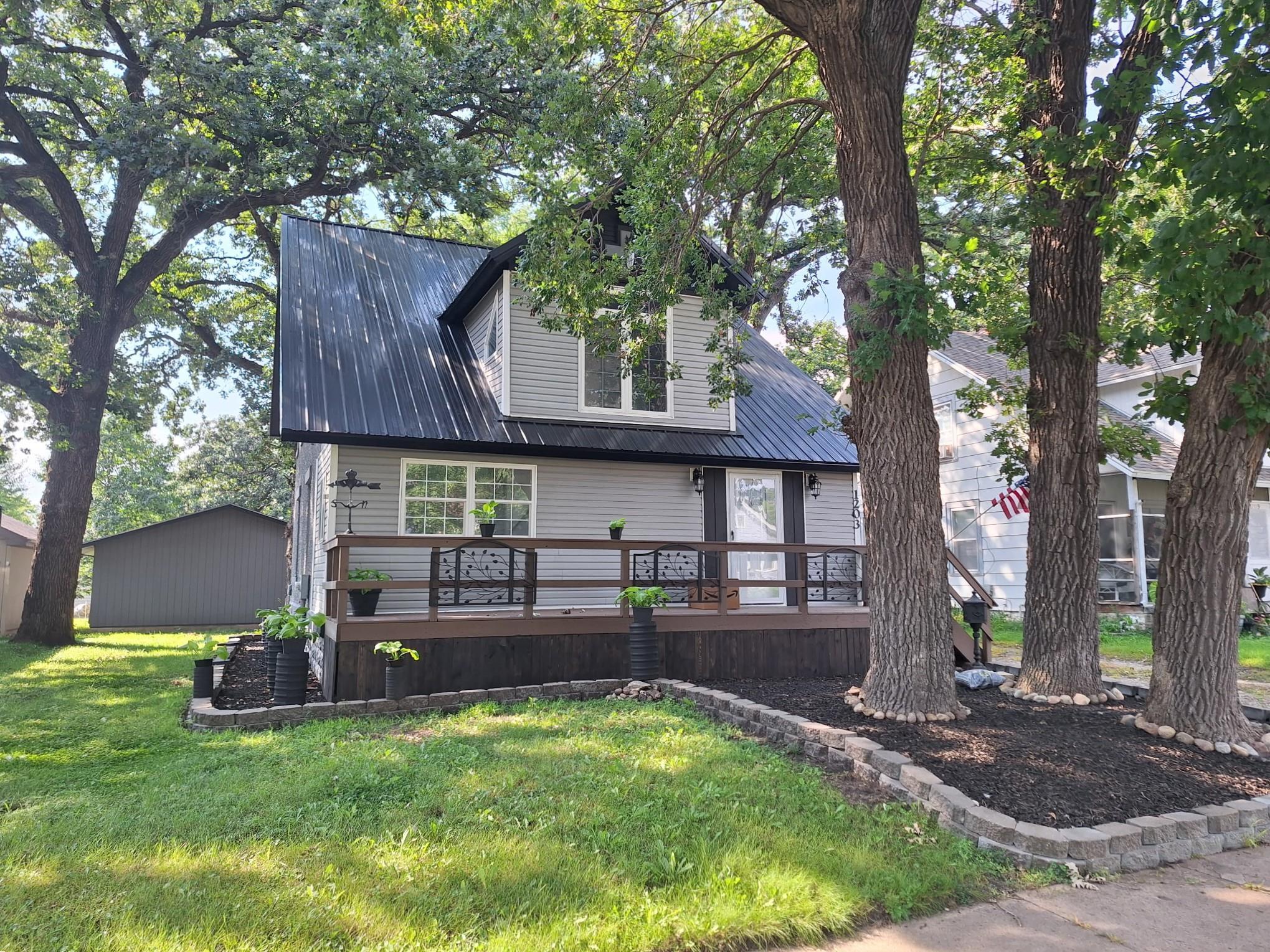 1203 North 6th Street, Estherville, IA 51334 