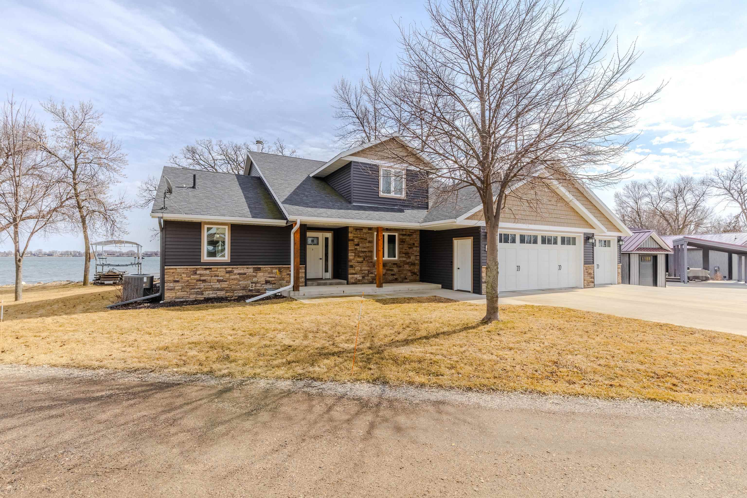 194 Country Club Dr, Lake Park, IA 51347 