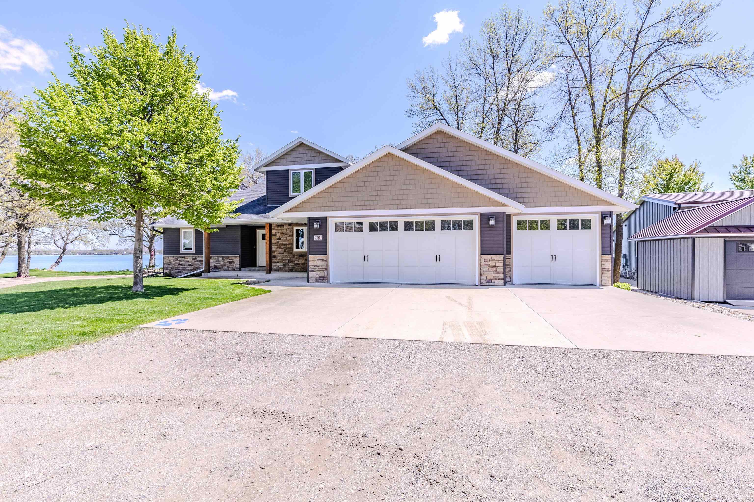 194 Country Club Dr, Lake Park, IA 51347 
