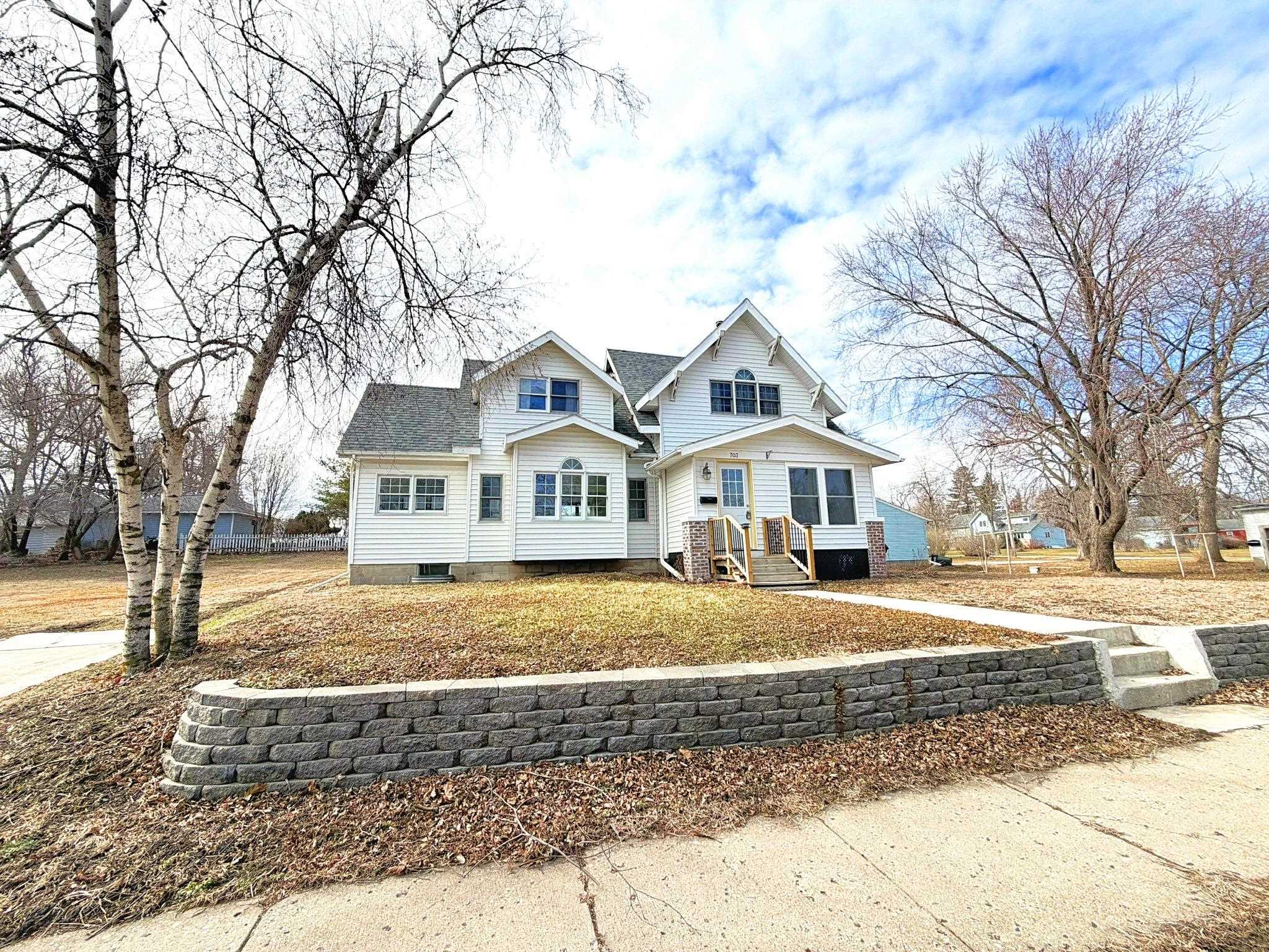 703 Des Moines Street, Emmetsburg, IA 50536 