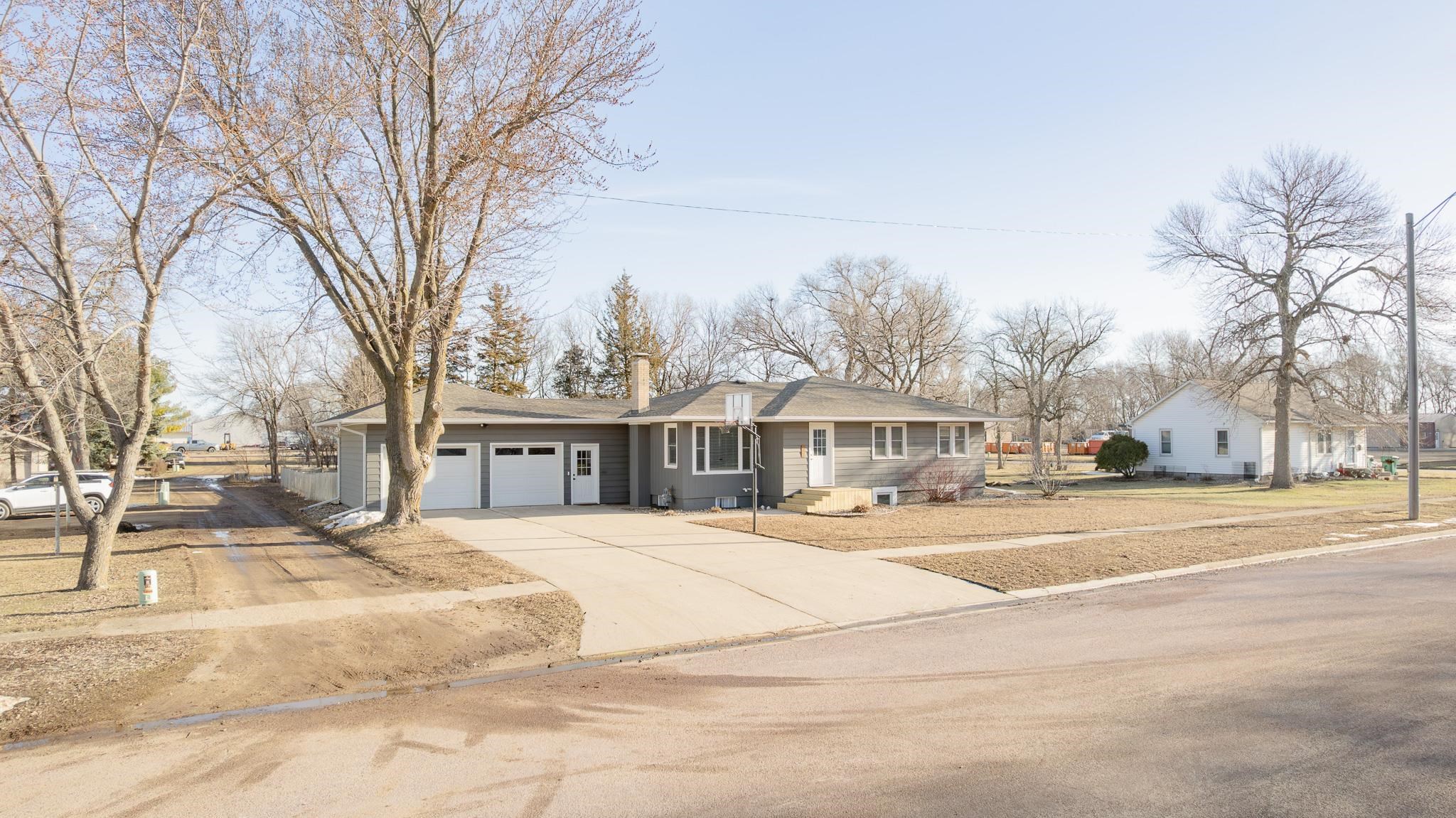 906 14th St, Milford, IA 51301 