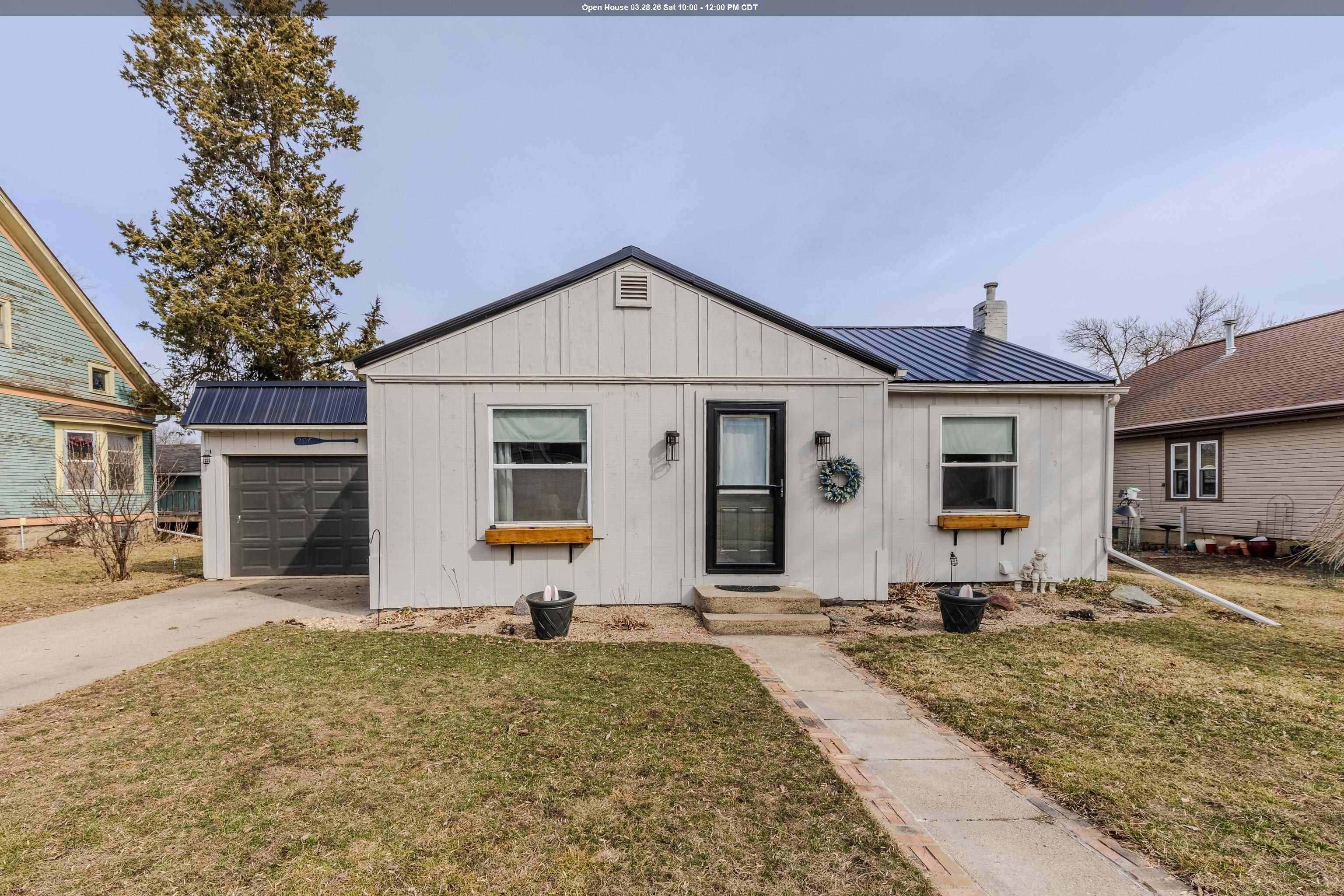 206 Lake Ave, Lake Park, IA 51347 