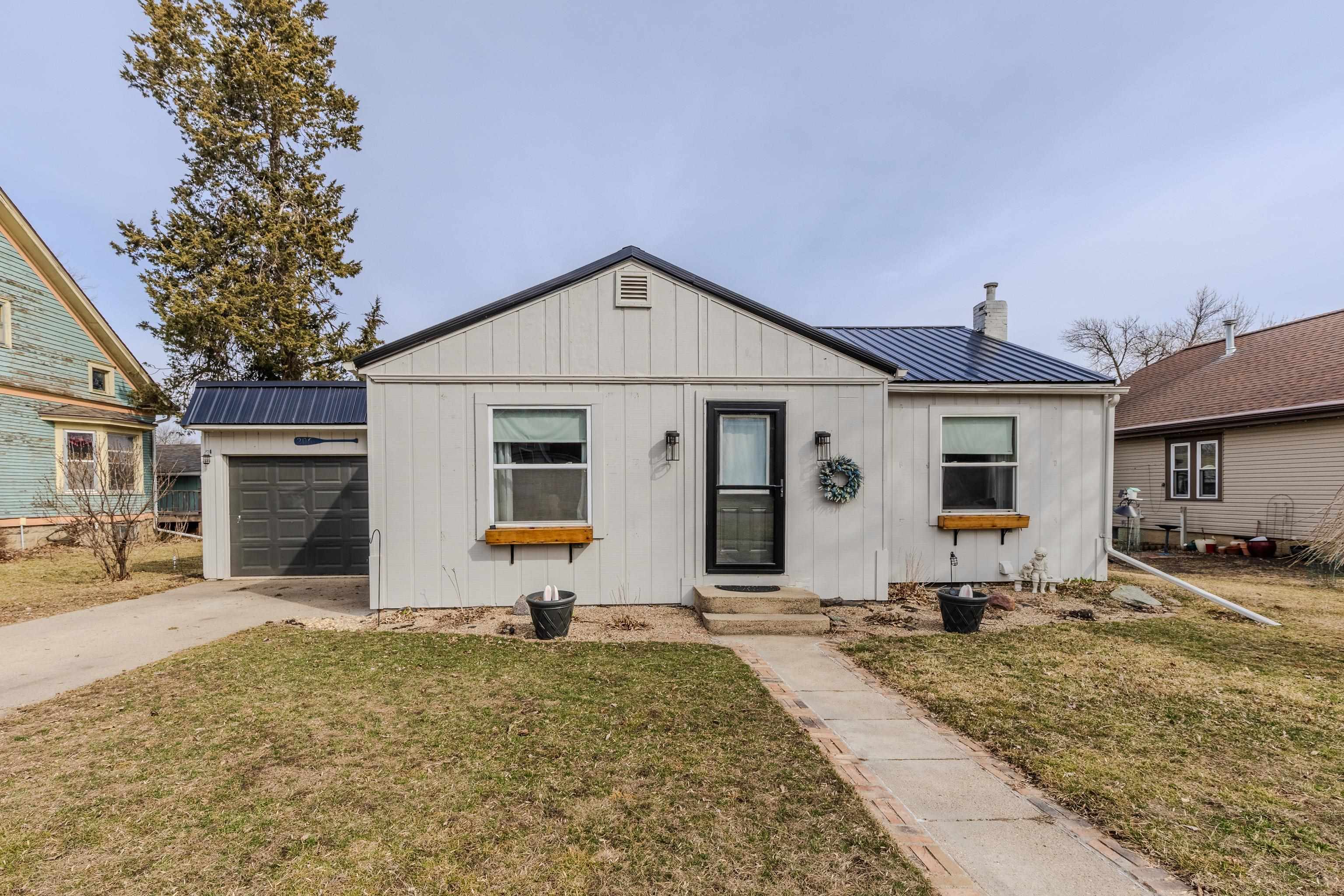 206 Lake Ave, Lake Park, IA 51347 