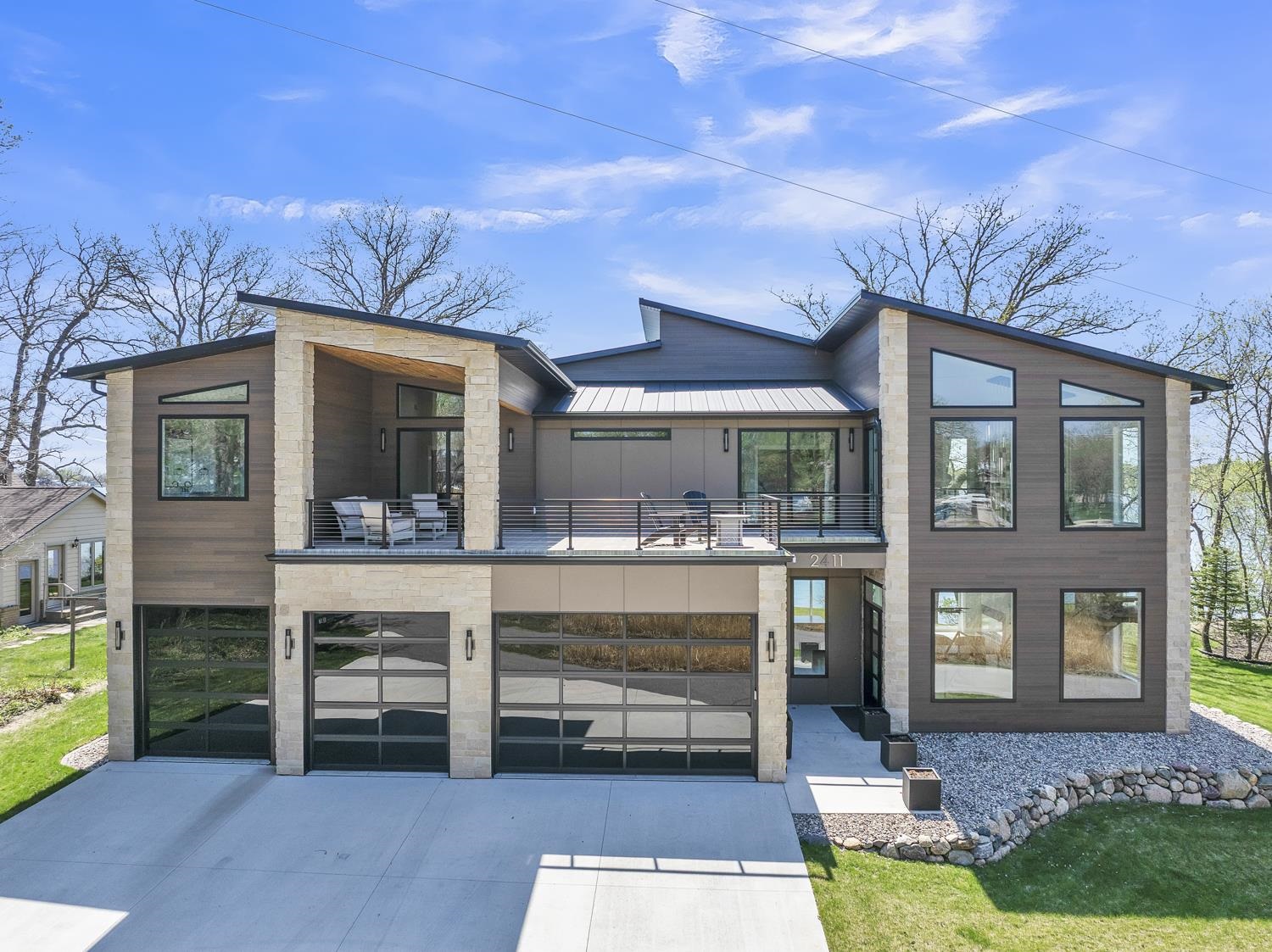 2411 Lakeshore Drive, Wahpeton, IA 51351 
