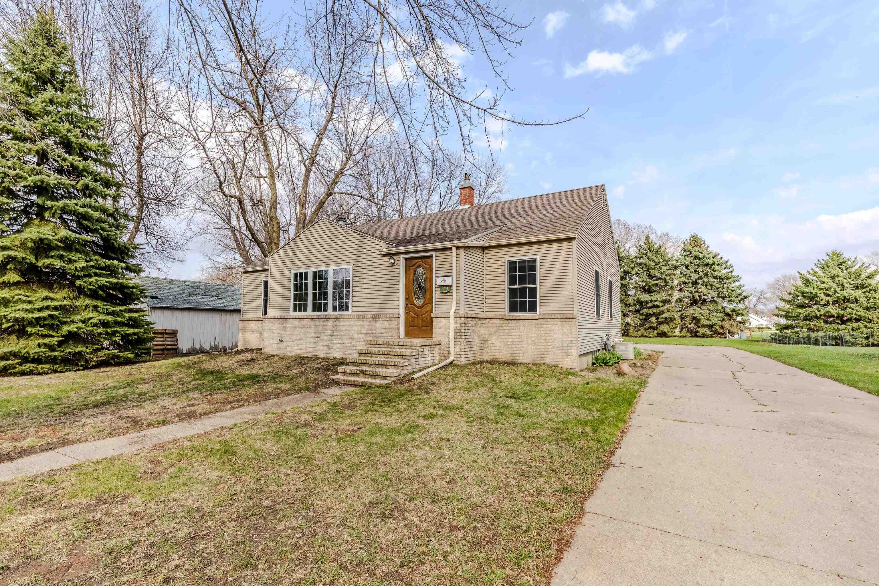314 5th St, Lake Park, IA 51347 