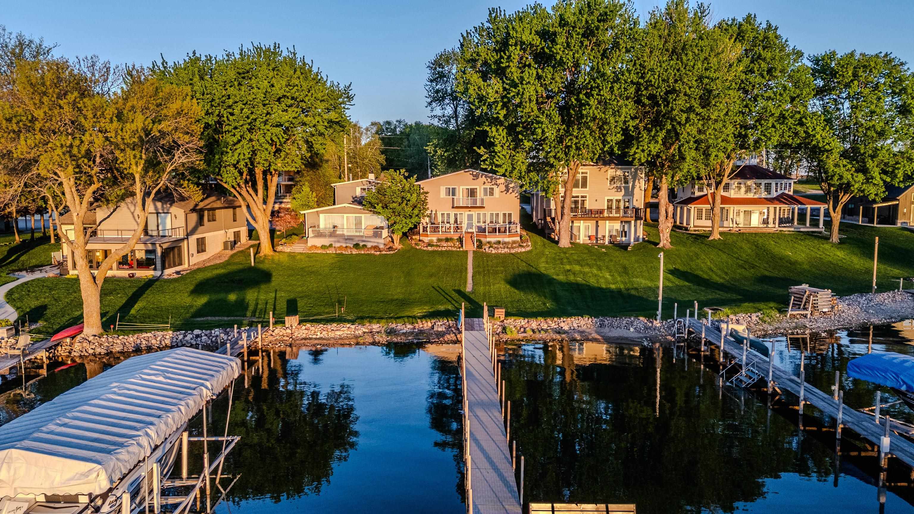 2818 Breezy Heights Dr, Milford, IA 51351 
