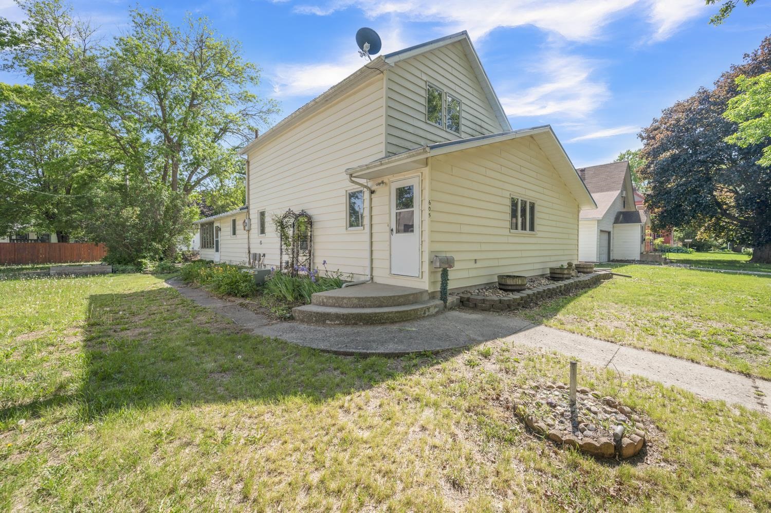 605 20th st, Spirit Lake, IA 51360 