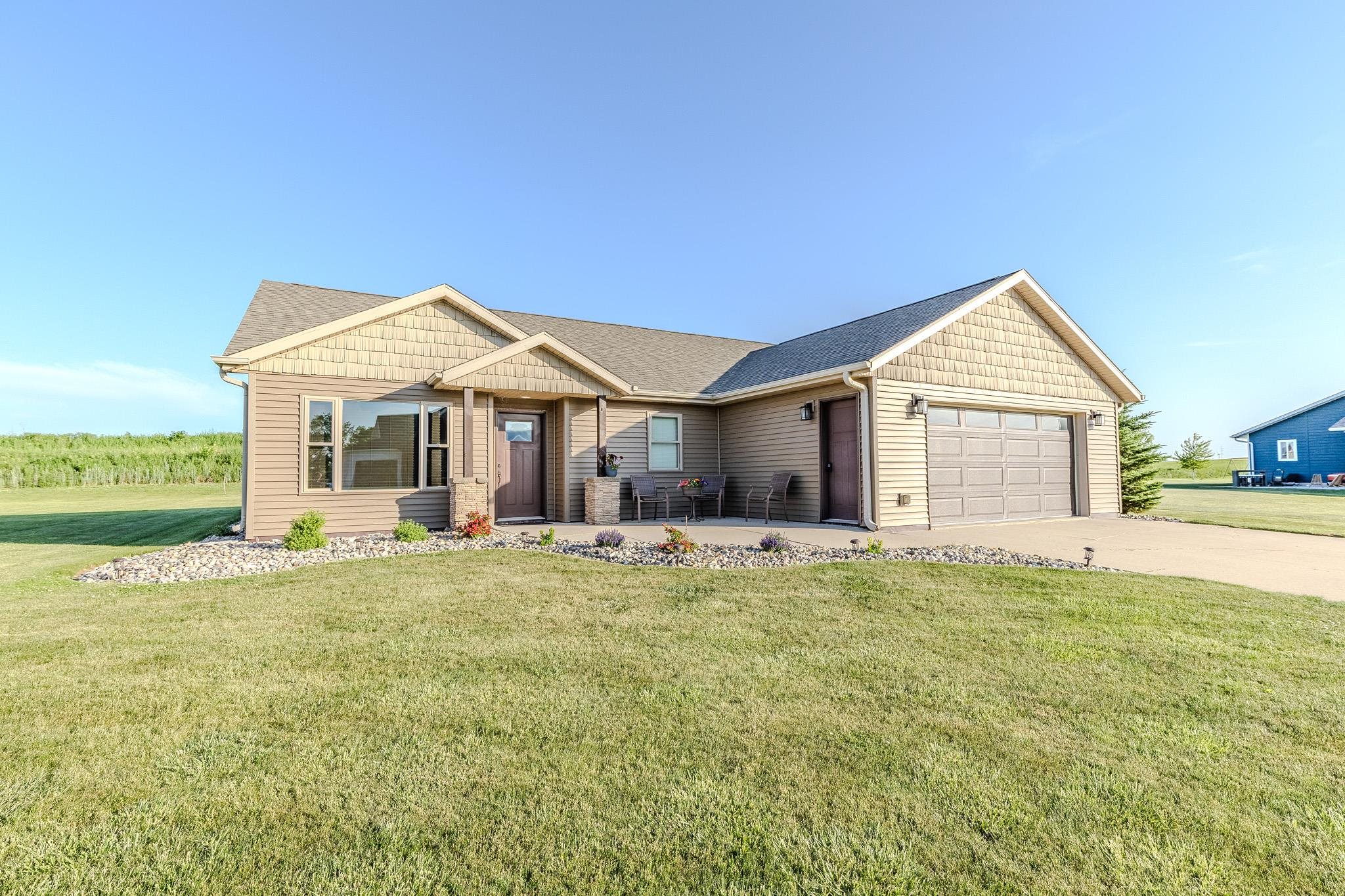 131 West Bay Rd, Lake Park, IA 51347 