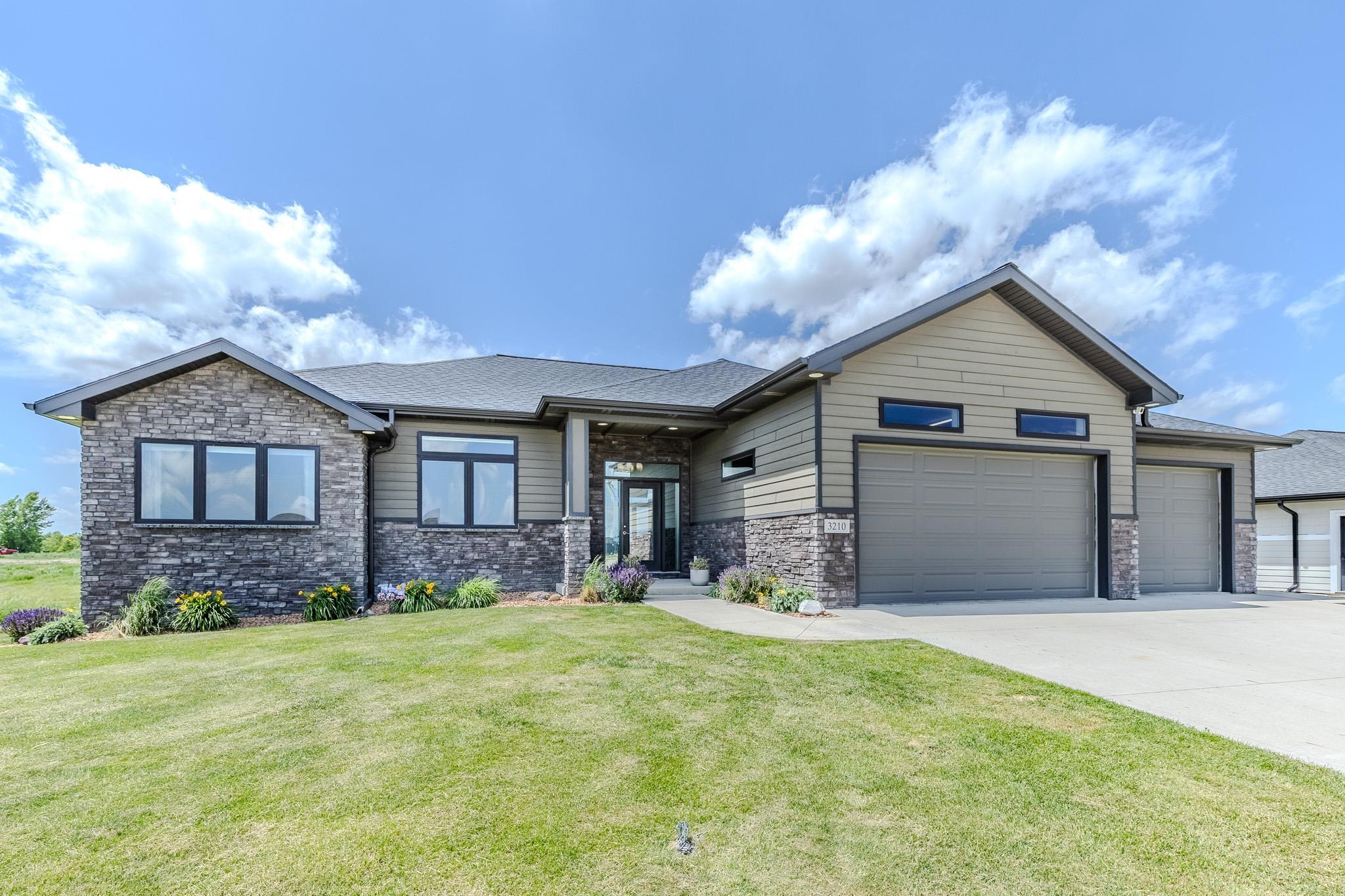 3210 Jolly Ct, Spirit Lake, IA 51360 