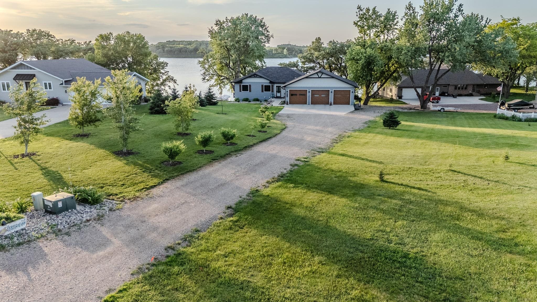 102 West Bay Road, Lake Park, IA 51347 
