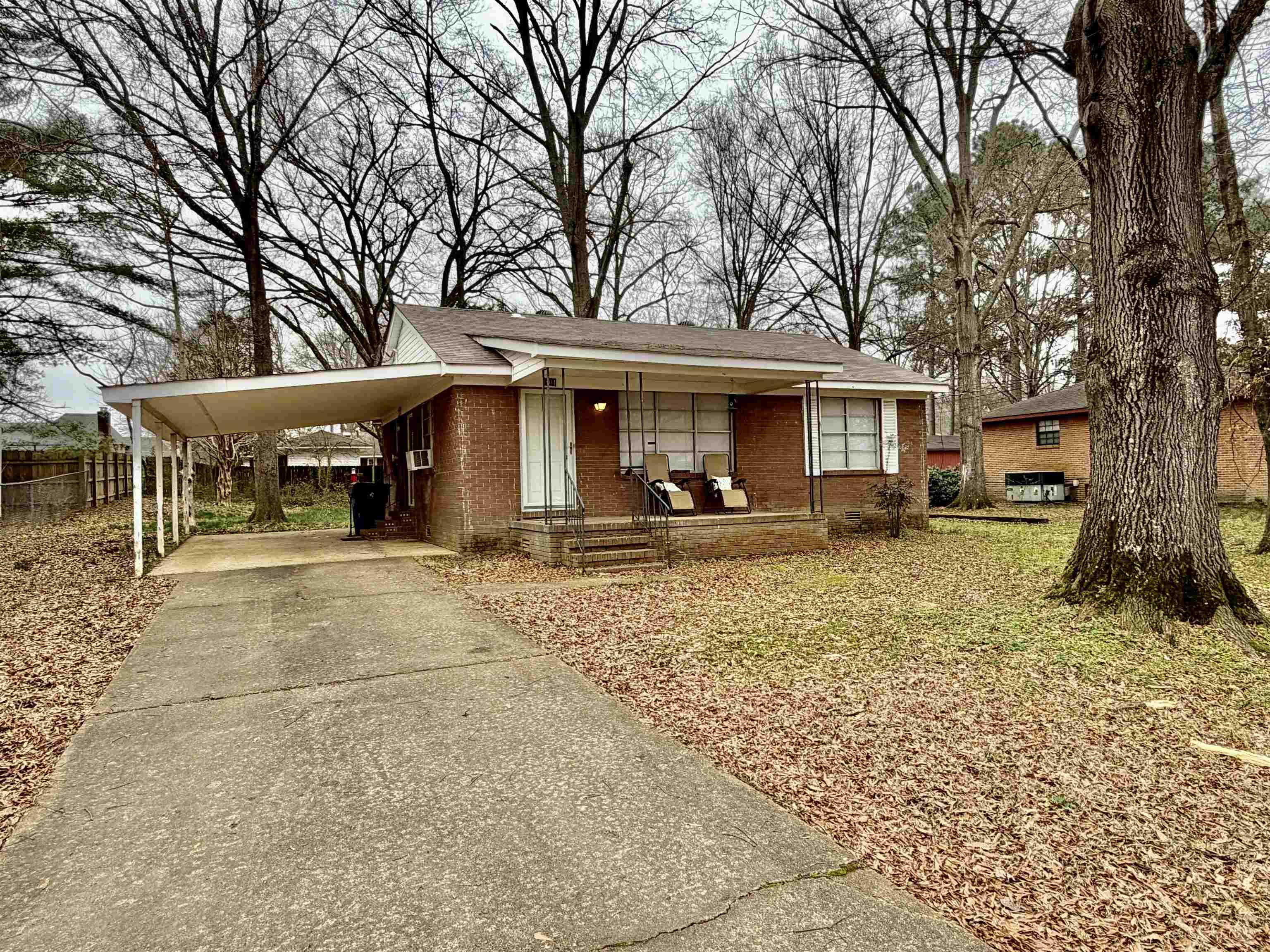 Well maintained and move in ready home at a great price! Roof ~ 2 years old.