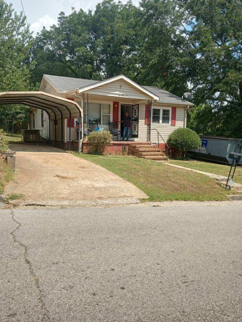 Beautiful single story home located in Bolivar TN.  This home offers 3 bedrooms, primary bedroom down, formal living room, eat-in-kitchen, lots of cabinet space in kitchen, 1.5 baths, cozy step down den, laundry rm w/enclosed porch. Central Air/Heat. parking spaces.  Enjoy the luxury of the "Sand Beach Lake"  fishing and recreation.  Must See to appreciated.  Thank you for Showing.