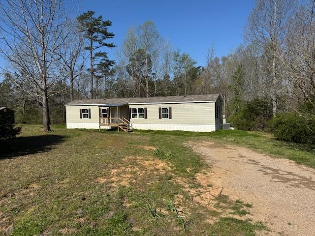 1120 Sq Ft 3 bedroom, 2 bath ,with a large kitchen, dinning and living room combination, located on a 0.89 acre lot with a shop. Investor Special, great for rental investment or place to Live!