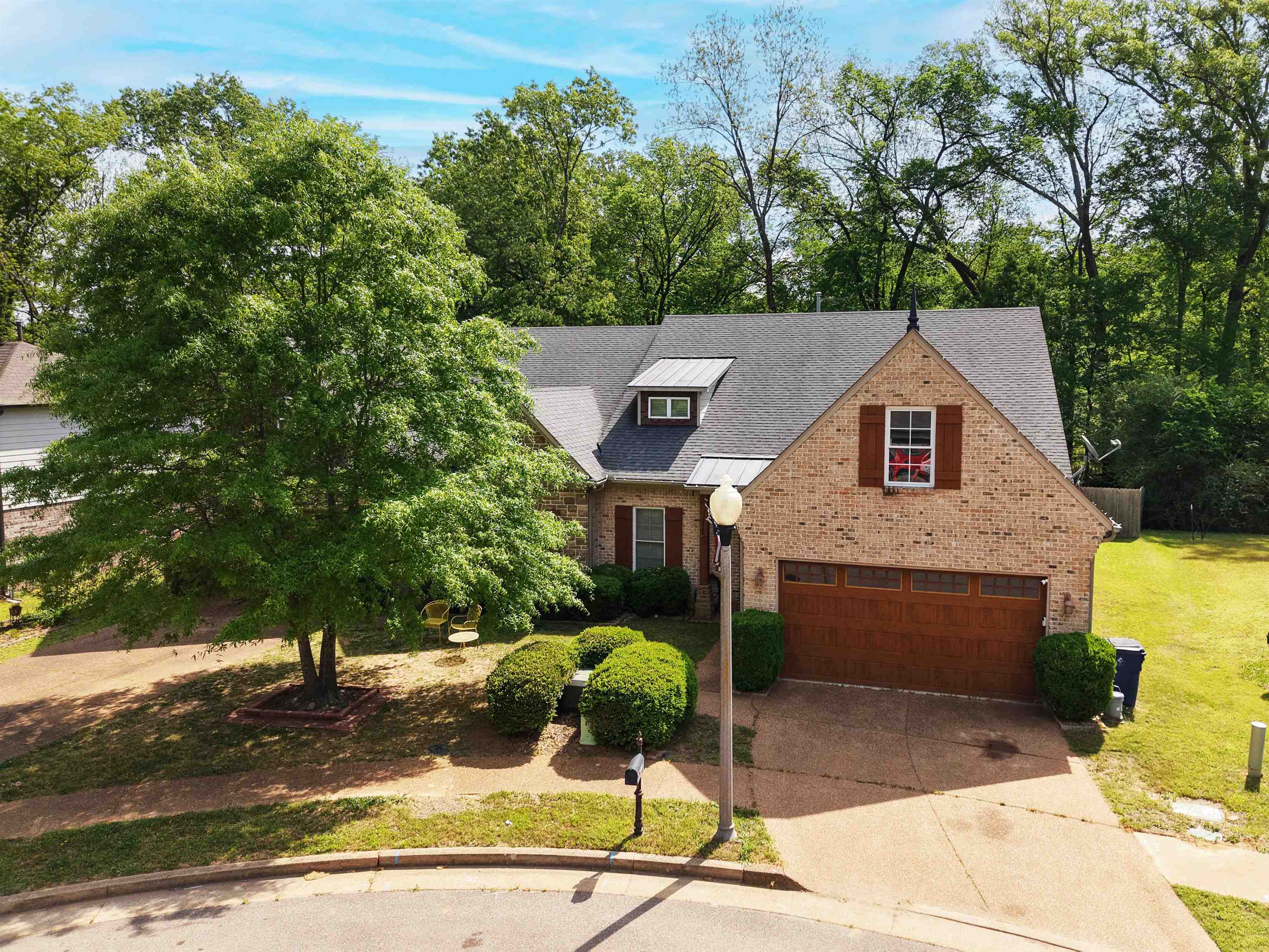 Mr. Clean lives here! Easy to show!   3 bedrooms/bonus or 4 bedrooms.  Granite kitchen counters! Gas cook top! Separate breakfast area and dining room!  All open concept. Master Suite oversized with laminated flooring, his and hers walk in closest! Separate shower, tub has jets. 3rd bedroom could be an office, and bonus could be a bedroom!   Washer, Dryer, refrigerator stays as is no warranty. Low City and County Taxes! Low Utilities!   "SOME OF THESE PHOTOS HAVE BEEN VIRTUALLY STAGED!"