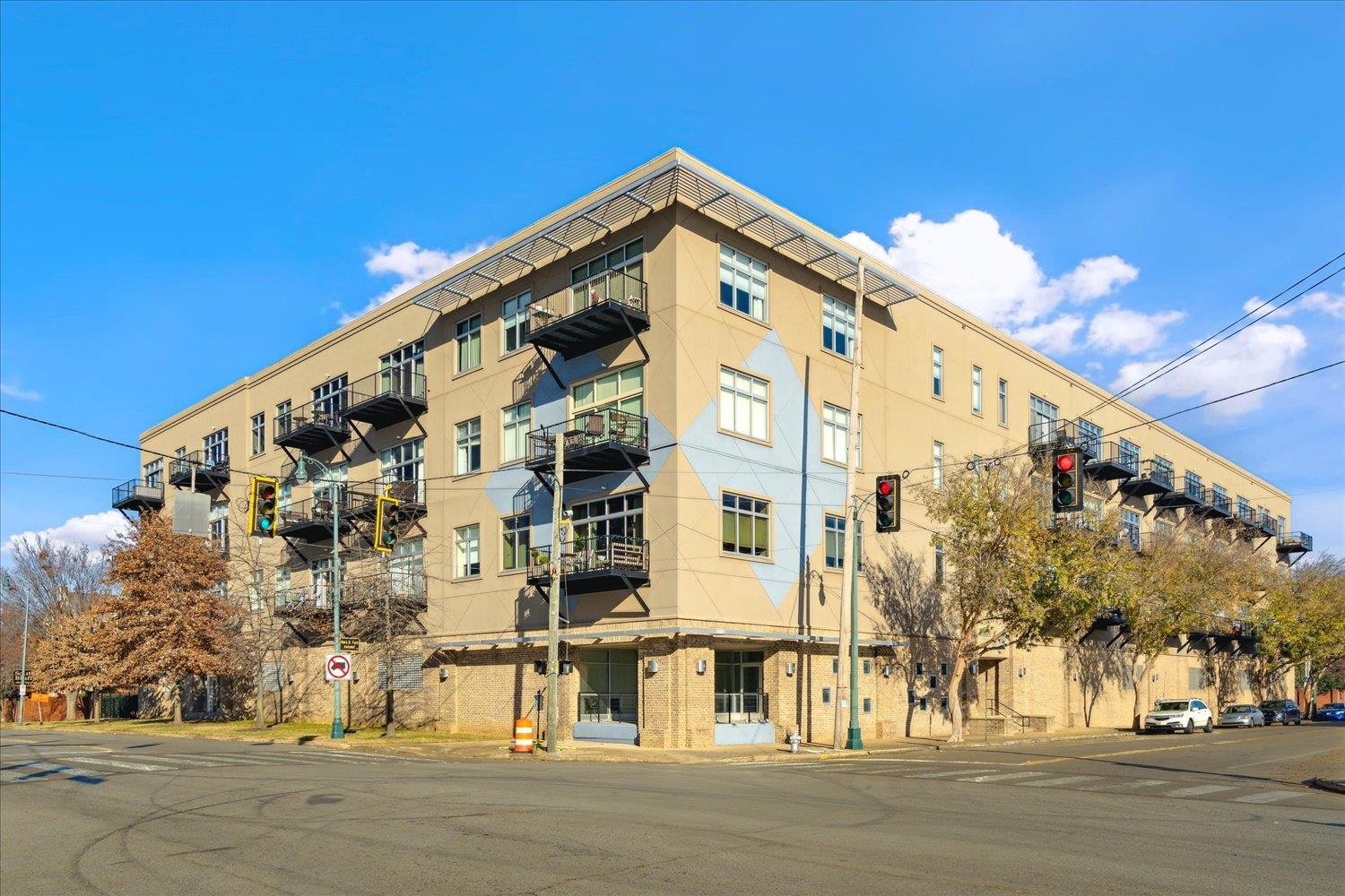 648 S Riverside Dr 411